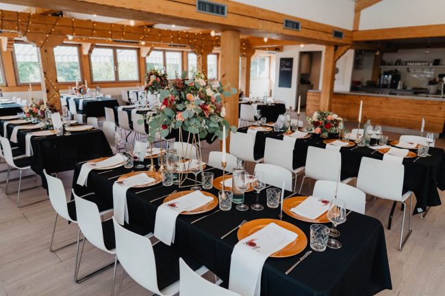 Sommerhochzeit auf dem Eckberg bei Kitchen and Soul fotografiert von Lisa & Andi Photography. Hochzeitsdekoration in schwarz gold.