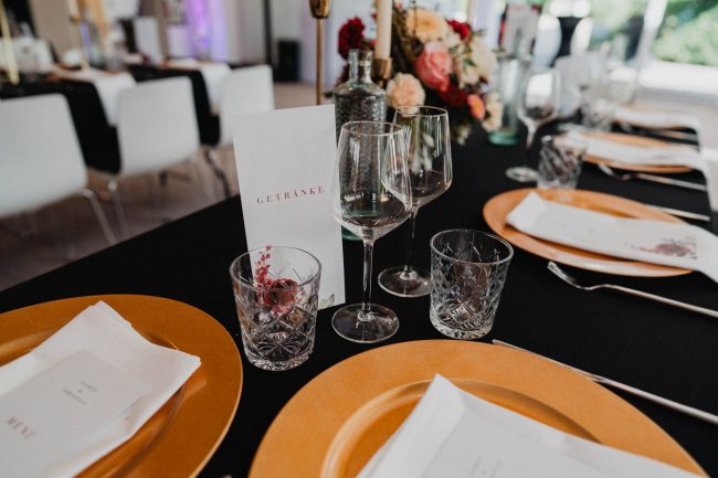 Sommerhochzeit auf dem Eckberg bei Kitchen and Soul fotografiert von Lisa & Andi Photography. Hochzeitsdekoration in schwarz gold.
