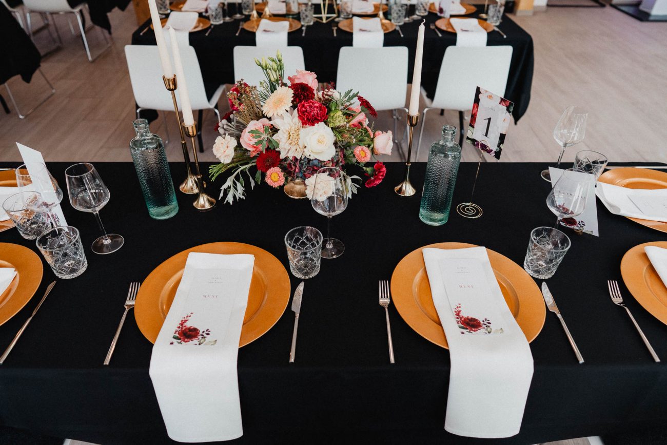 Sommerhochzeit auf dem Eckberg bei Kitchen and Soul fotografiert von Lisa & Andi Photography. Hochzeitsdekoration in schwarz gold.