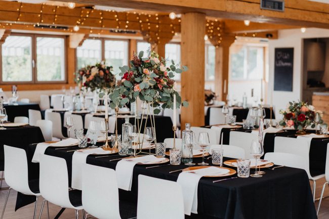 Sommerhochzeit auf dem Eckberg bei Kitchen and Soul fotografiert von Lisa & Andi Photography. Hochzeitsdekoration in schwarz gold.