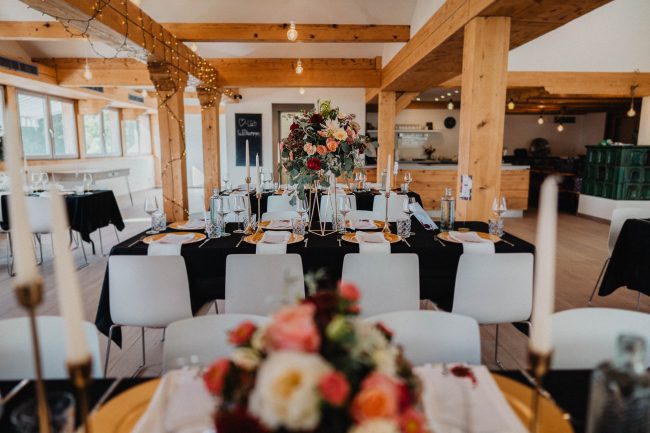 Sommerhochzeit auf dem Eckberg bei Kitchen and Soul fotografiert von Lisa & Andi Photography. Hochzeitsdekoration in schwarz gold.