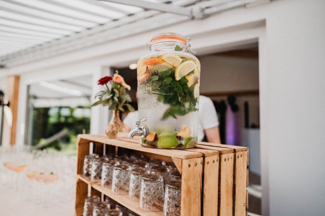 Sommerhochzeit auf dem Eckberg bei Kitchen and Soul fotografiert von Lisa & Andi Photography. Hochzeitsdekoration in schwarz gold.