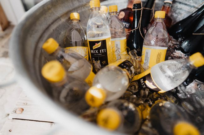 Sommerhochzeit auf dem Eckberg bei Kitchen and Soul fotografiert von Lisa & Andi Photography. Hochzeitsdekoration in schwarz gold.
