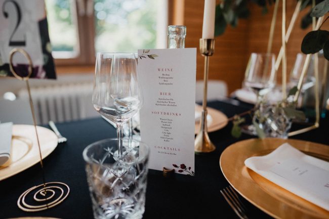 Sommerhochzeit auf dem Eckberg bei Kitchen and Soul fotografiert von Lisa & Andi Photography. Hochzeitsdekoration in schwarz gold.