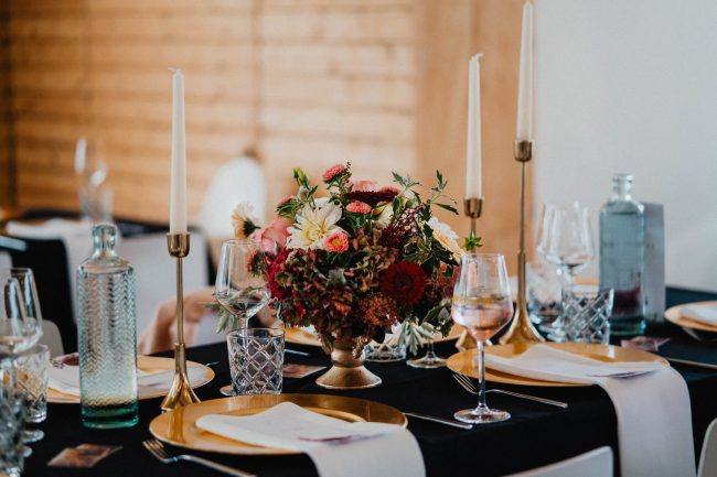 Sommerhochzeit auf dem Eckberg bei Kitchen and Soul fotografiert von Lisa & Andi Photography. Hochzeitsdekoration in schwarz gold.