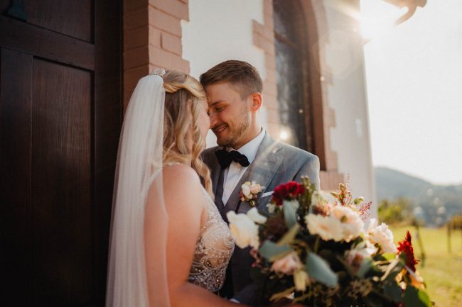 Sommerhochzeit auf dem Eckberg bei Kitchen and Soul fotografiert von Lisa & Andi Photography. Braut und Bräutigam beim Paarshooting.