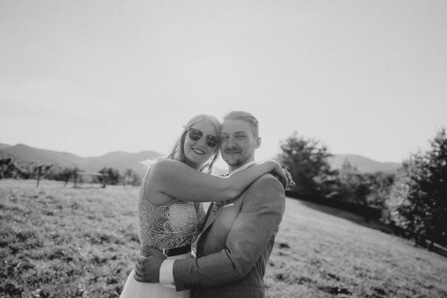 Sommerhochzeit auf dem Eckberg bei Kitchen and Soul fotografiert von Lisa & Andi Photography. Braut und Bräutigam beim Paarshooting.