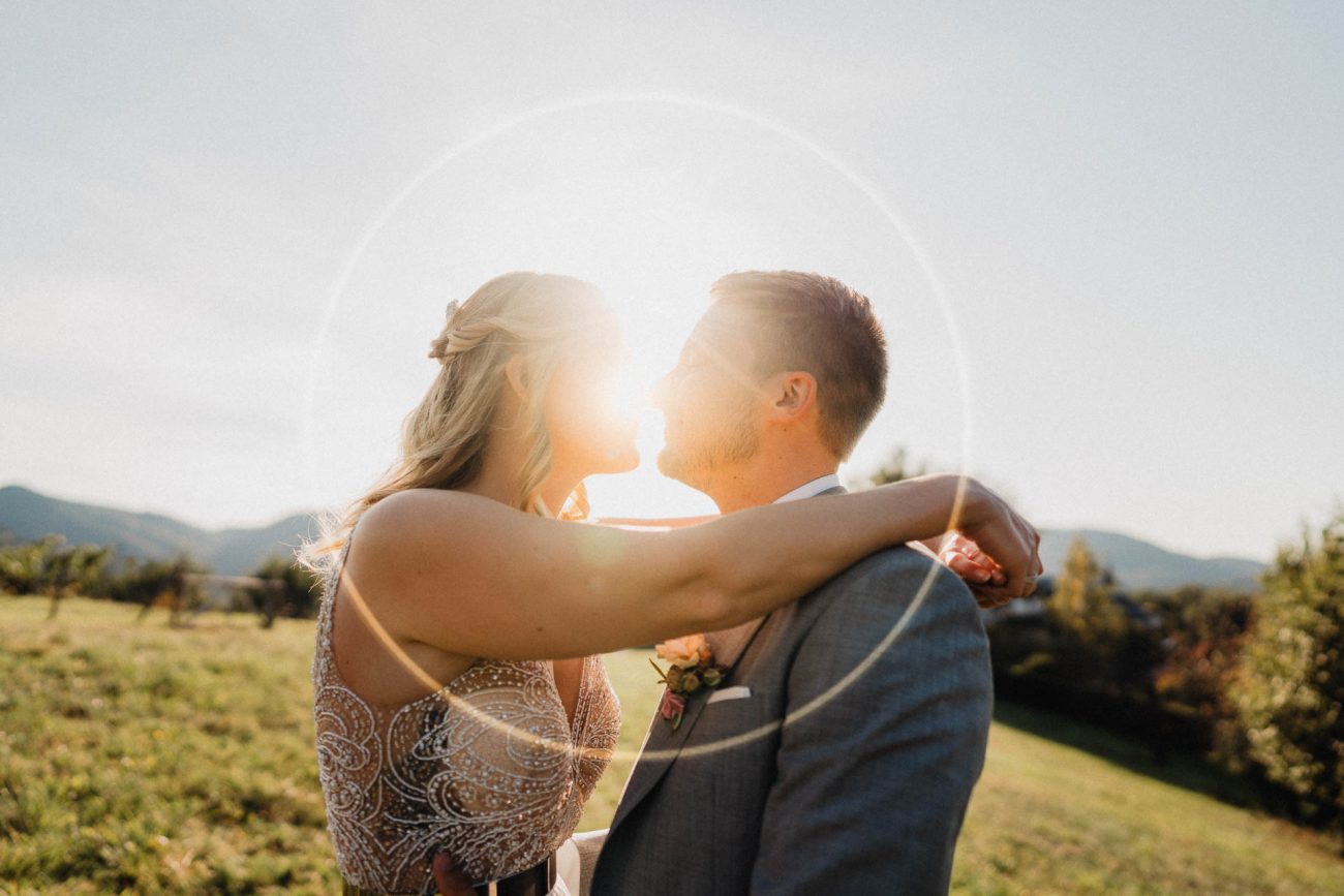 Sommerhochzeit auf dem Eckberg bei Kitchen and Soul fotografiert von Lisa & Andi Photography. Braut und Bräutigam beim Paarshooting.