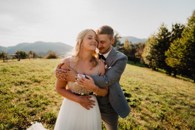 Sommerhochzeit auf dem Eckberg bei Kitchen and Soul fotografiert von Lisa & Andi Photography. Braut und Bräutigam beim Paarshooting.