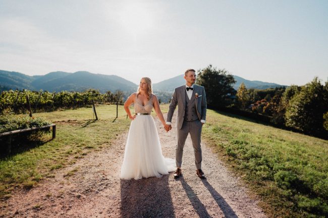 Sommerhochzeit auf dem Eckberg bei Kitchen and Soul fotografiert von Lisa & Andi Photography. Braut und Bräutigam beim Paarshooting.