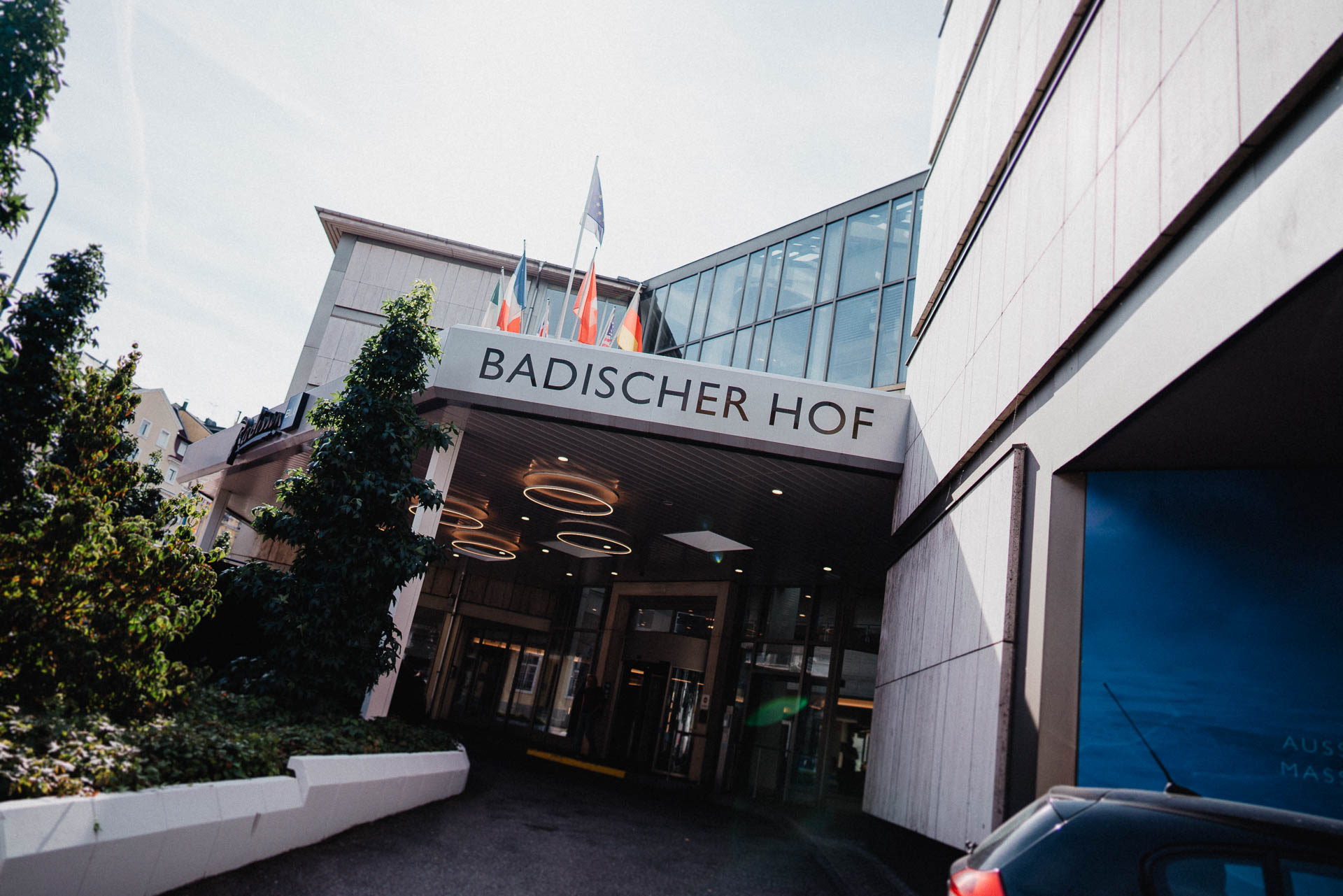 Sommerhochzeit auf dem Eckberg bei Kitchen and Soul fotografiert von Lisa & Andi Photography. Getting Ready der Braut im Badischen Hof Baden-Baden.