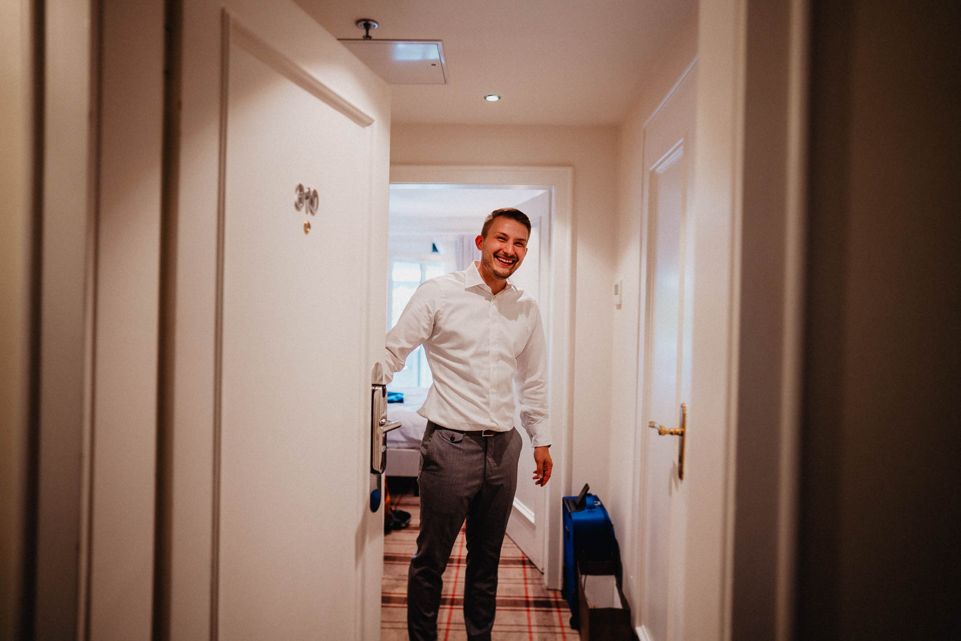 Sommerhochzeit auf dem Eckberg bei Kitchen and Soul fotografiert von Lisa & Andi Photography. Getting Ready des Bräutigams im Badischen Hof Baden-Baden.