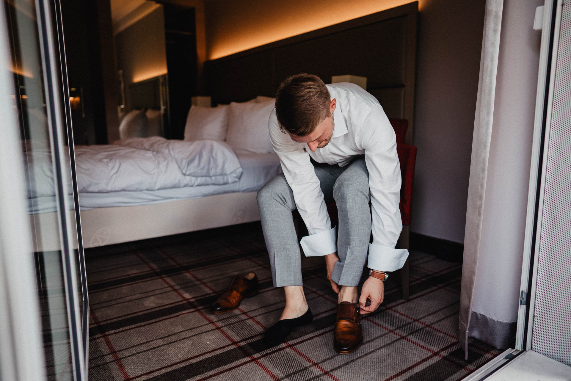 Sommerhochzeit auf dem Eckberg bei Kitchen and Soul fotografiert von Lisa & Andi Photography. Getting Ready des Bräutigams im Badischen Hof Baden-Baden.