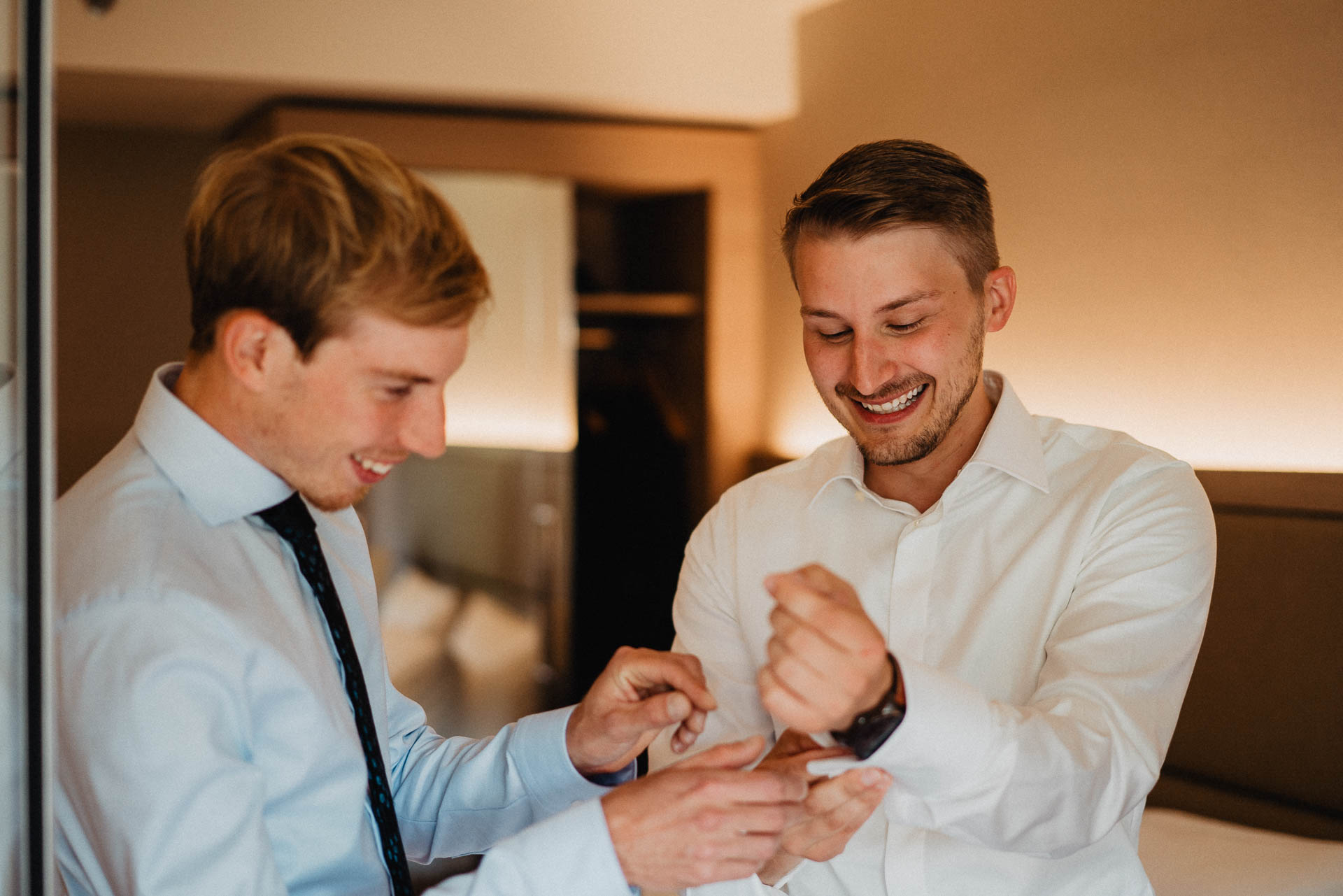 Sommerhochzeit auf dem Eckberg bei Kitchen and Soul fotografiert von Lisa & Andi Photography. Getting Ready des Bräutigams im Badischen Hof Baden-Baden.