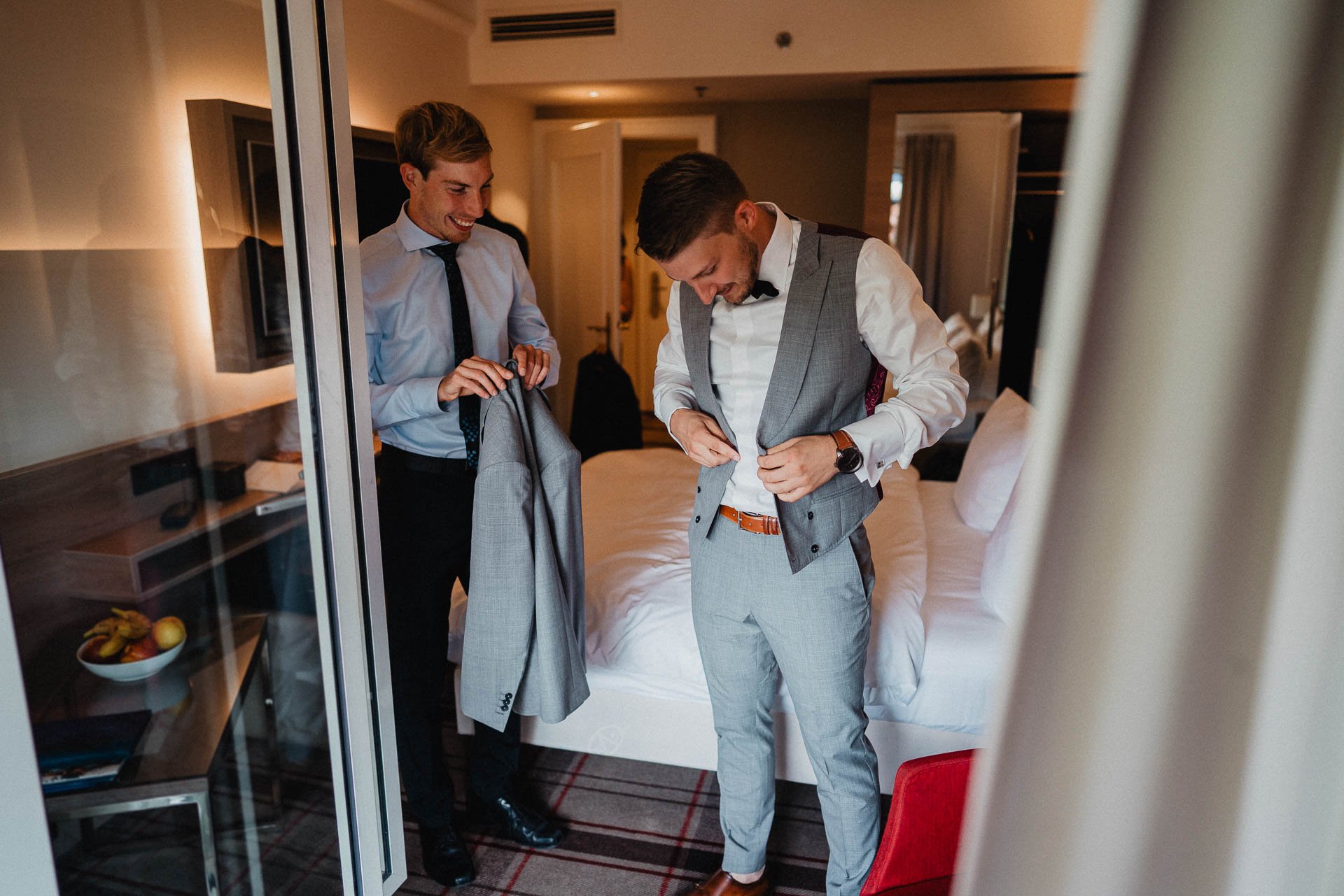 Sommerhochzeit auf dem Eckberg bei Kitchen and Soul fotografiert von Lisa & Andi Photography. Getting Ready des Bräutigams im Badischen Hof Baden-Baden.