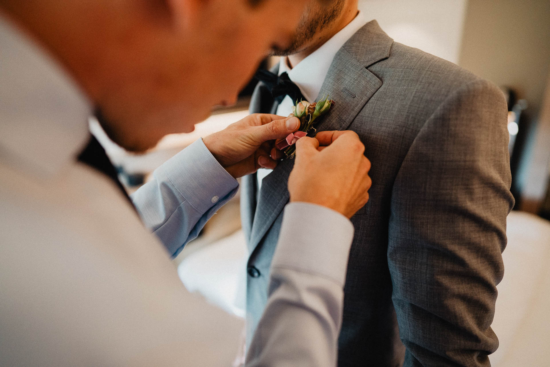 Sommerhochzeit auf dem Eckberg bei Kitchen and Soul fotografiert von Lisa & Andi Photography. Getting Ready des Bräutigams im Badischen Hof Baden-Baden.