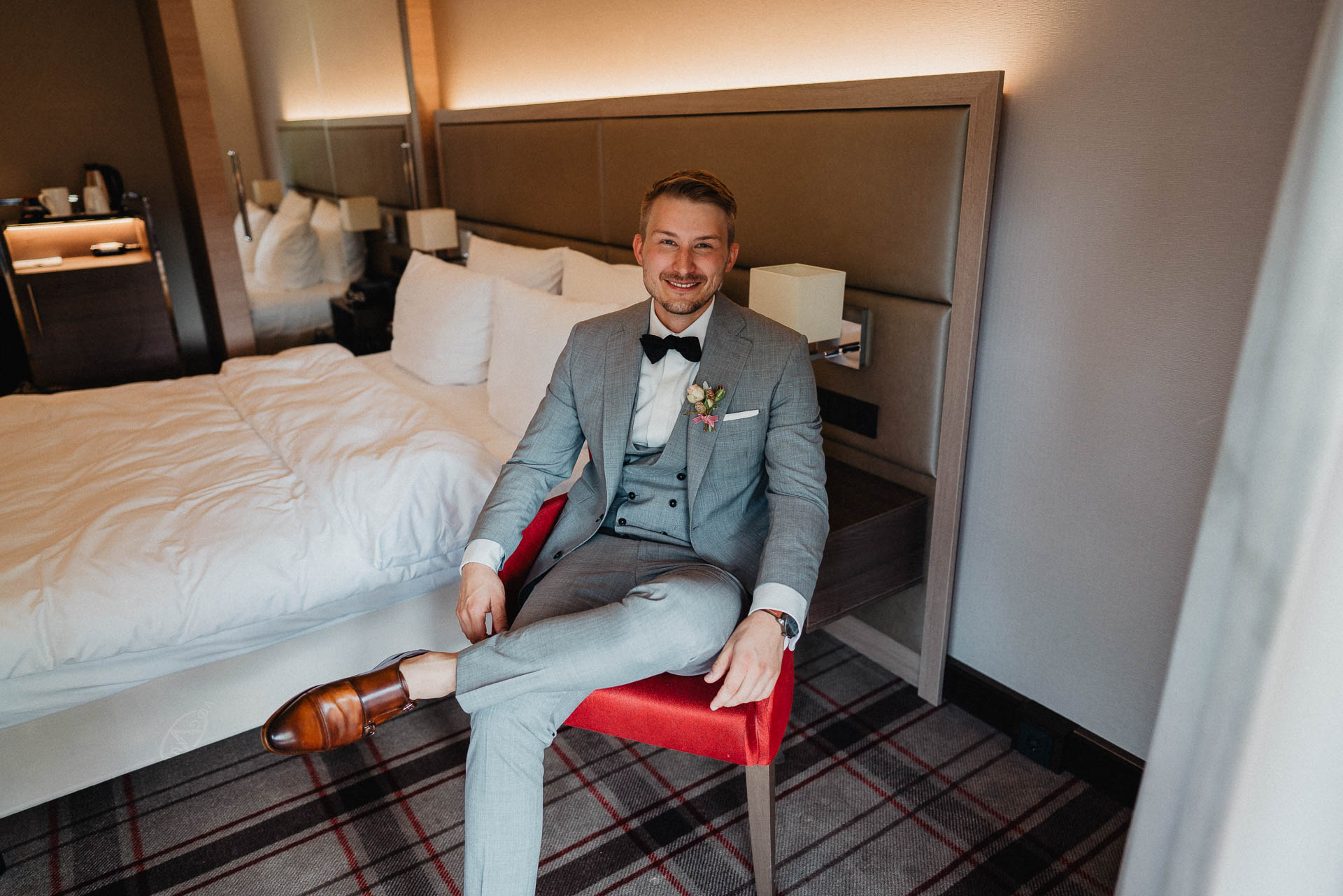 Sommerhochzeit auf dem Eckberg bei Kitchen and Soul fotografiert von Lisa & Andi Photography. Getting Ready des Bräutigams im Badischen Hof Baden-Baden.