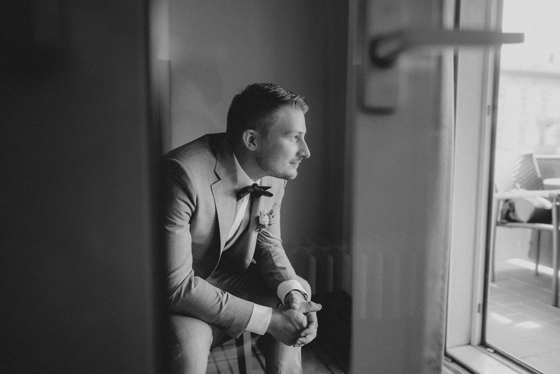 Sommerhochzeit auf dem Eckberg bei Kitchen and Soul fotografiert von Lisa & Andi Photography. Getting Ready des Bräutigams im Badischen Hof Baden-Baden.