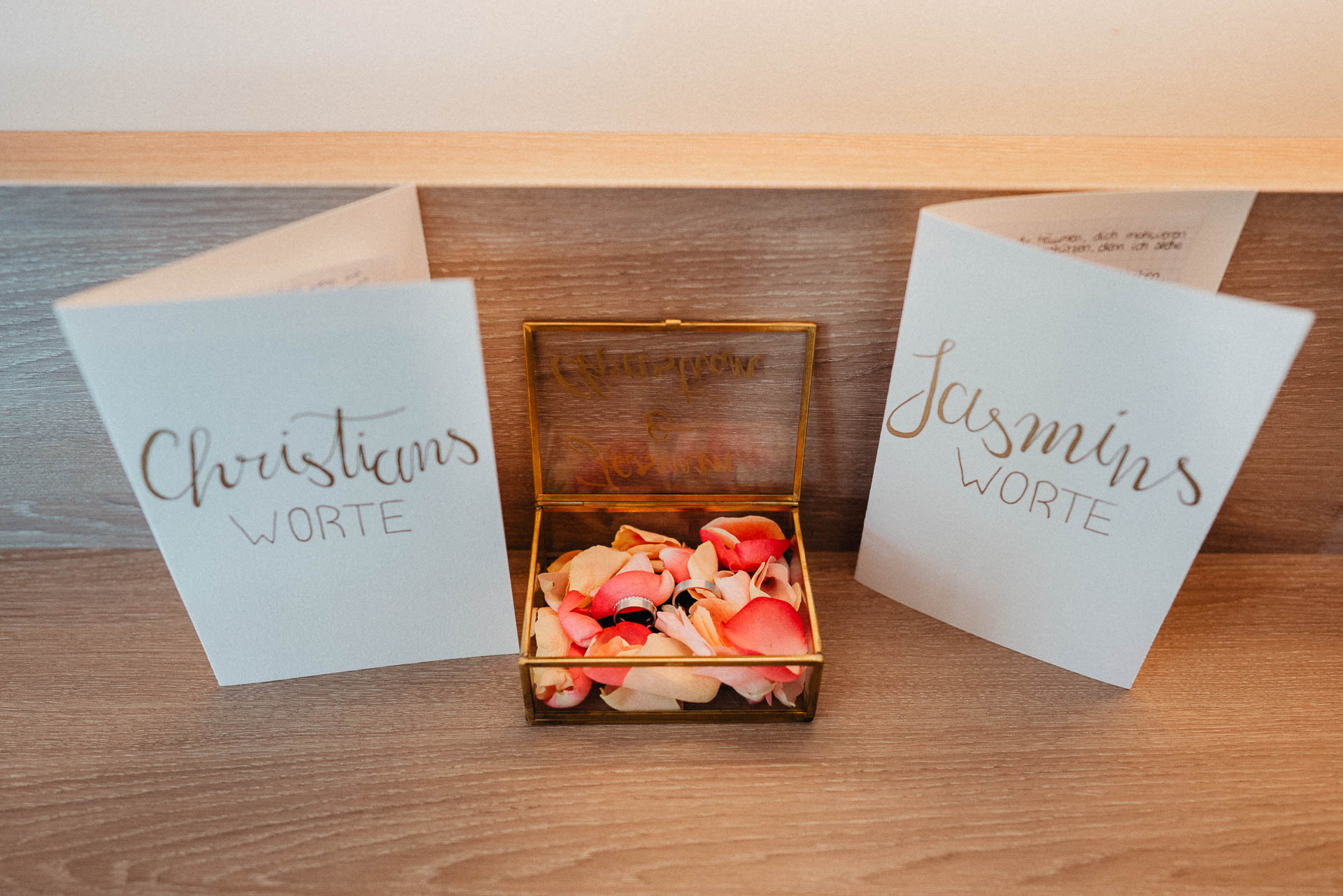 Sommerhochzeit auf dem Eckberg bei Kitchen and Soul fotografiert von Lisa & Andi Photography. Getting Ready der Braut im Badischen Hof Baden-Baden.