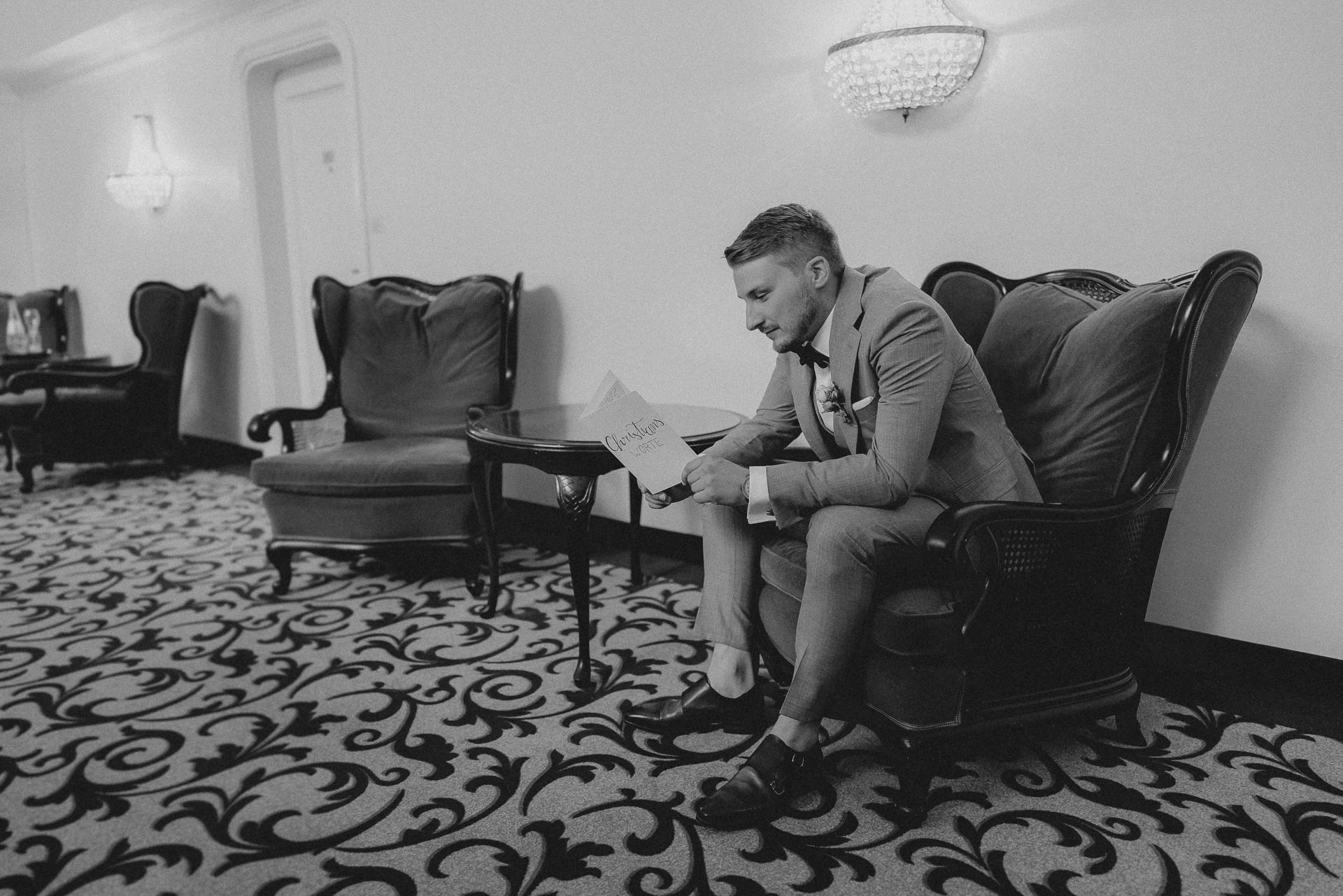 Sommerhochzeit auf dem Eckberg bei Kitchen and Soul fotografiert von Lisa & Andi Photography. Getting Ready des Bräutigams im Badischen Hof Baden-Baden.