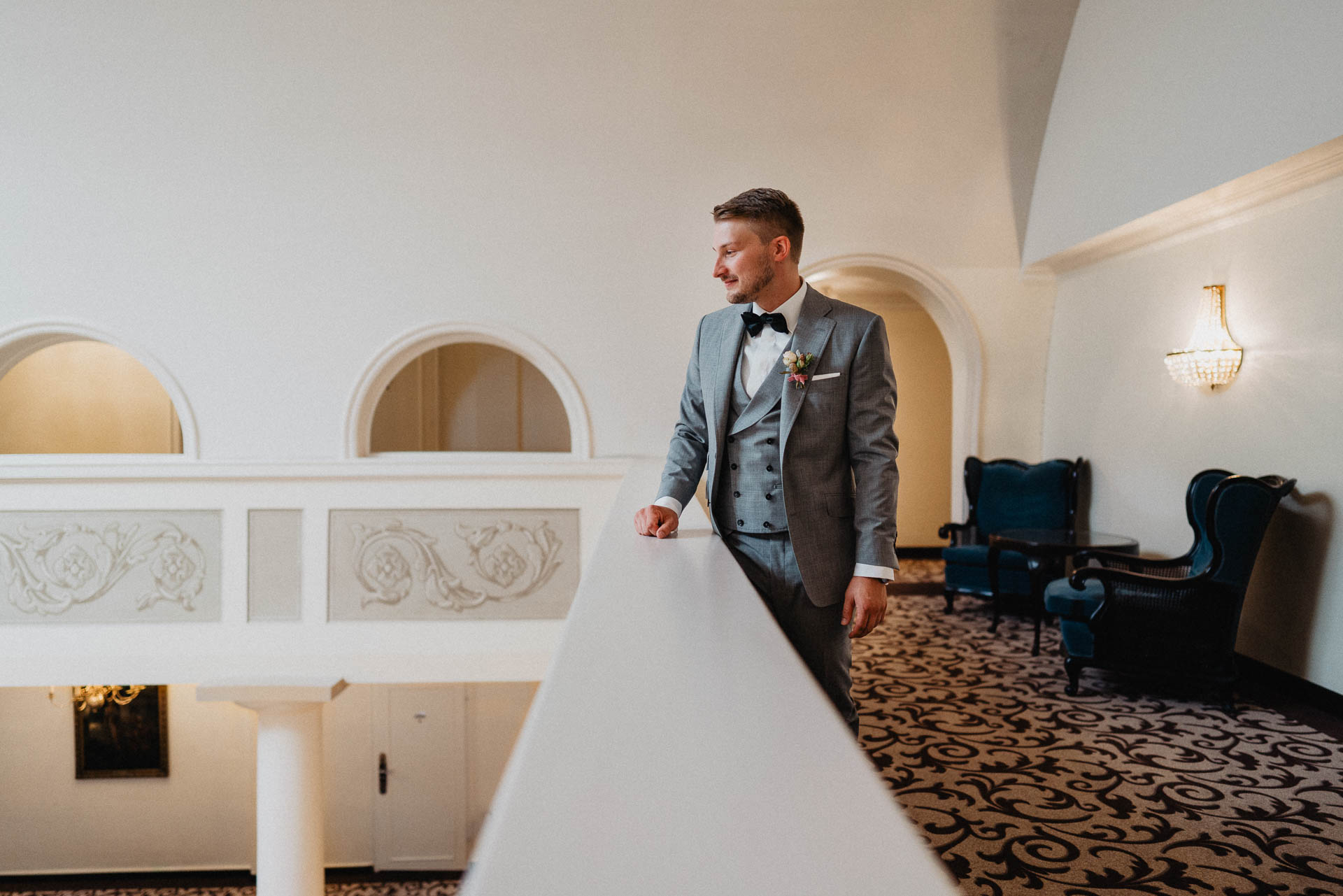 Sommerhochzeit auf dem Eckberg bei Kitchen and Soul fotografiert von Lisa & Andi Photography. Getting Ready des Bräutigams im Badischen Hof Baden-Baden.