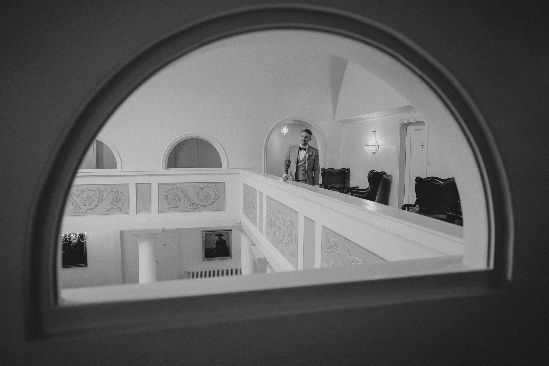 Sommerhochzeit auf dem Eckberg bei Kitchen and Soul fotografiert von Lisa & Andi Photography. Getting Ready des Bräutigams im Badischen Hof Baden-Baden.