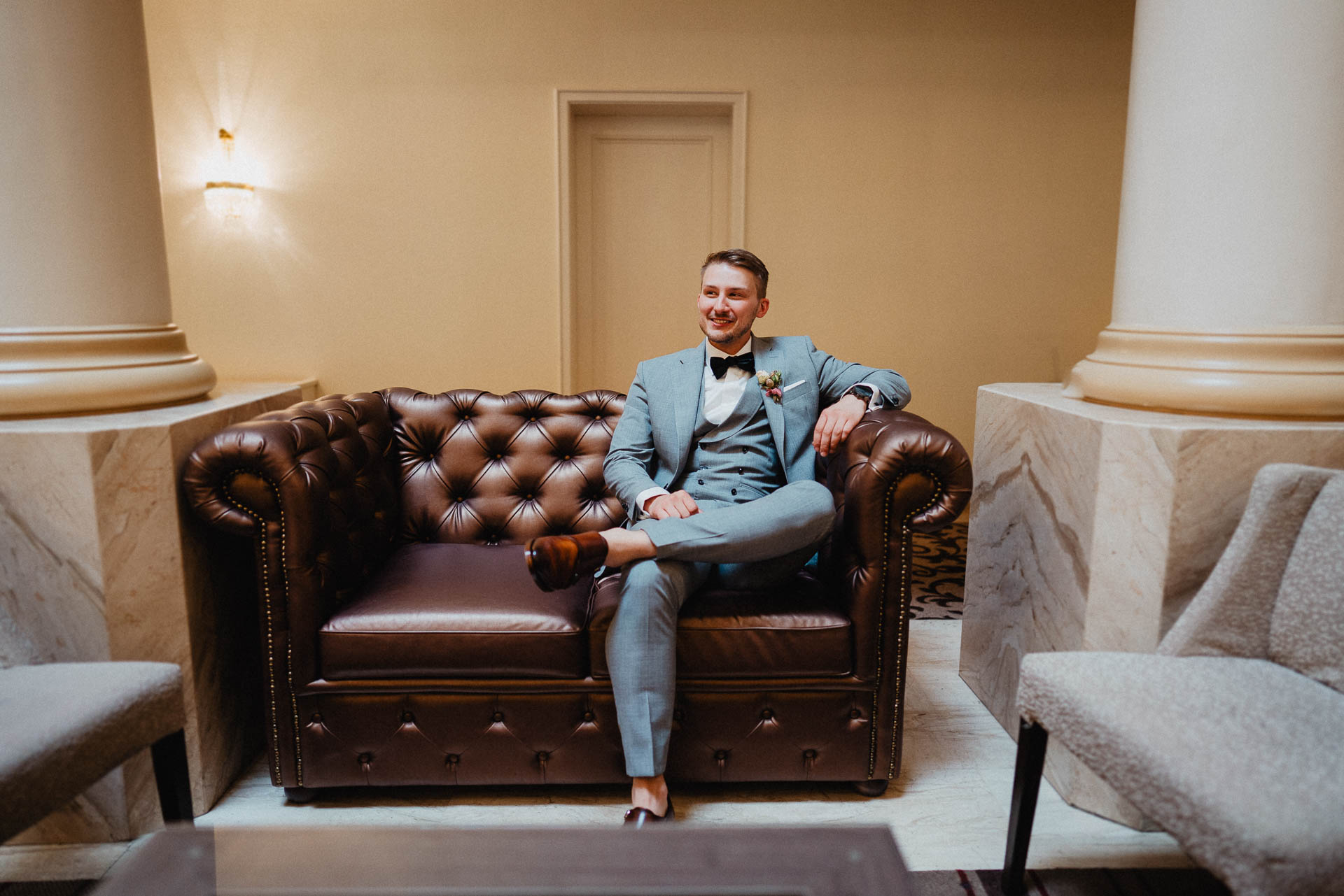 Sommerhochzeit auf dem Eckberg bei Kitchen and Soul fotografiert von Lisa & Andi Photography. Getting Ready des Bräutigams im Badischen Hof Baden-Baden.