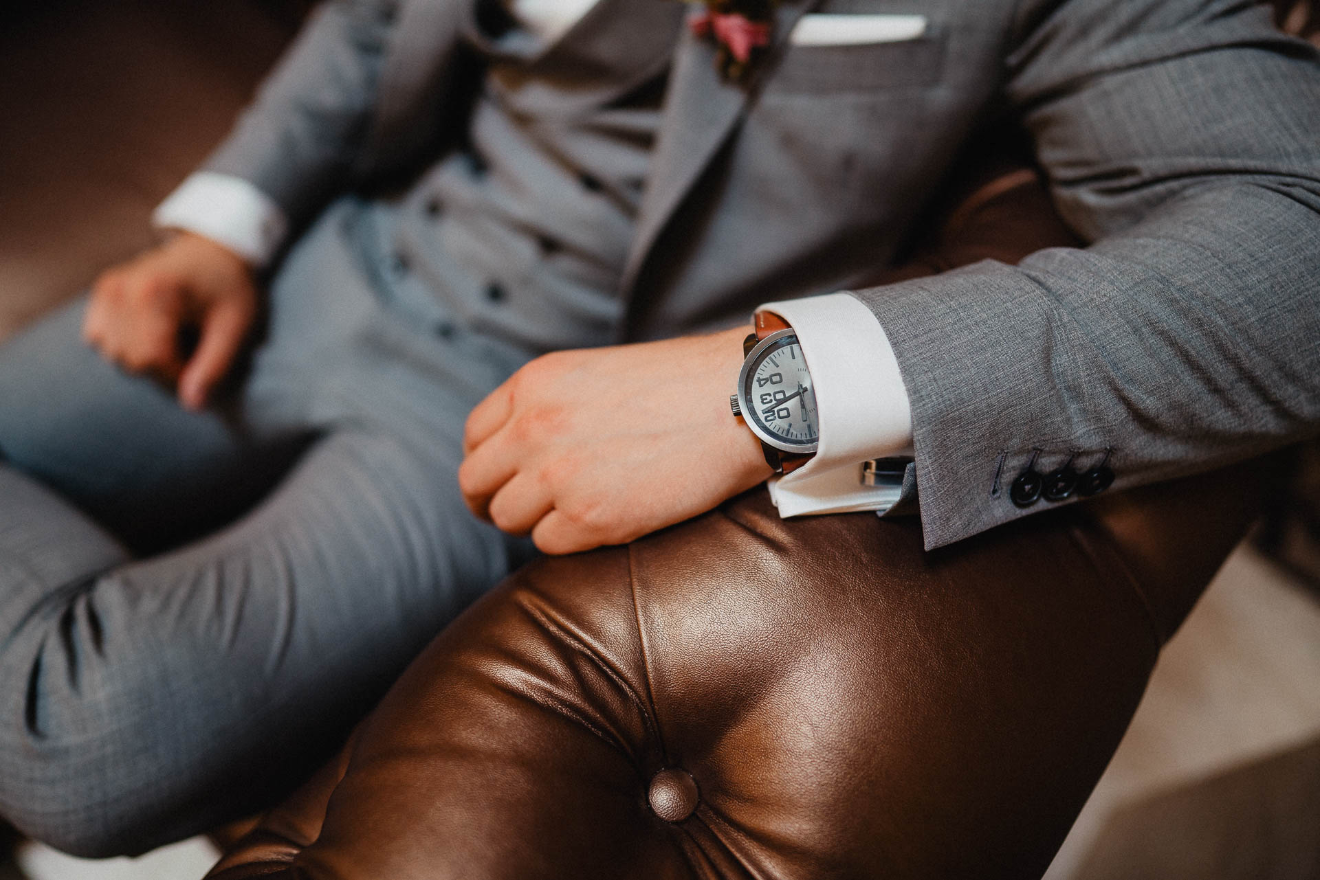 Sommerhochzeit auf dem Eckberg bei Kitchen and Soul fotografiert von Lisa & Andi Photography. Getting Ready des Bräutigams im Badischen Hof Baden-Baden.