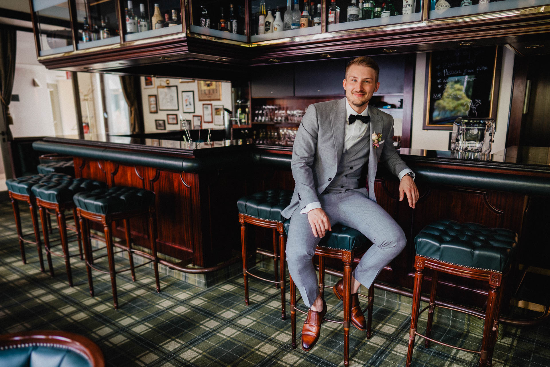 Sommerhochzeit auf dem Eckberg bei Kitchen and Soul fotografiert von Lisa & Andi Photography. Getting Ready des Bräutigams im Badischen Hof Baden-Baden.