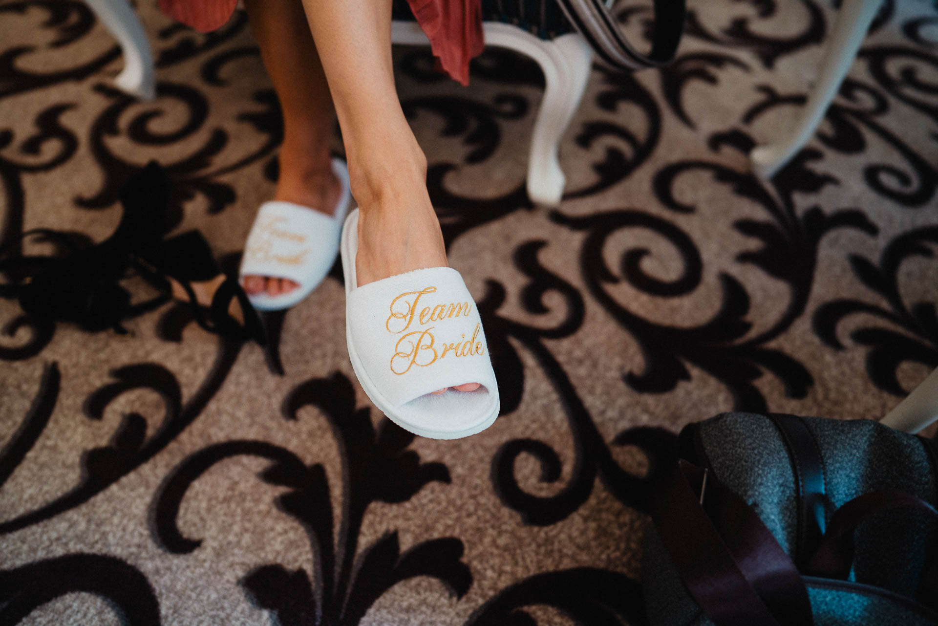 Sommerhochzeit auf dem Eckberg bei Kitchen and Soul fotografiert von Lisa & Andi Photography. Getting Ready der Braut im Badischen Hof Baden-Baden.