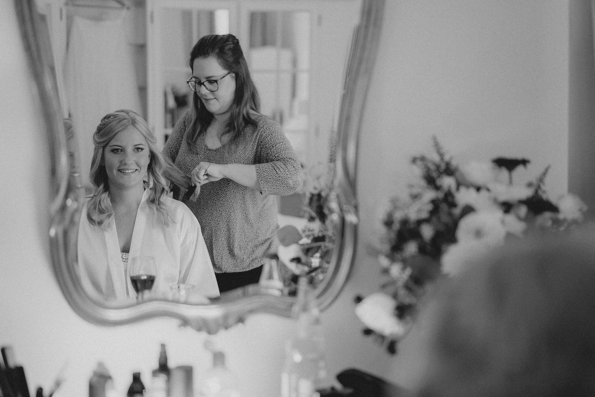 Sommerhochzeit auf dem Eckberg bei Kitchen and Soul fotografiert von Lisa & Andi Photography. Getting Ready der Braut im Badischen Hof Baden-Baden.