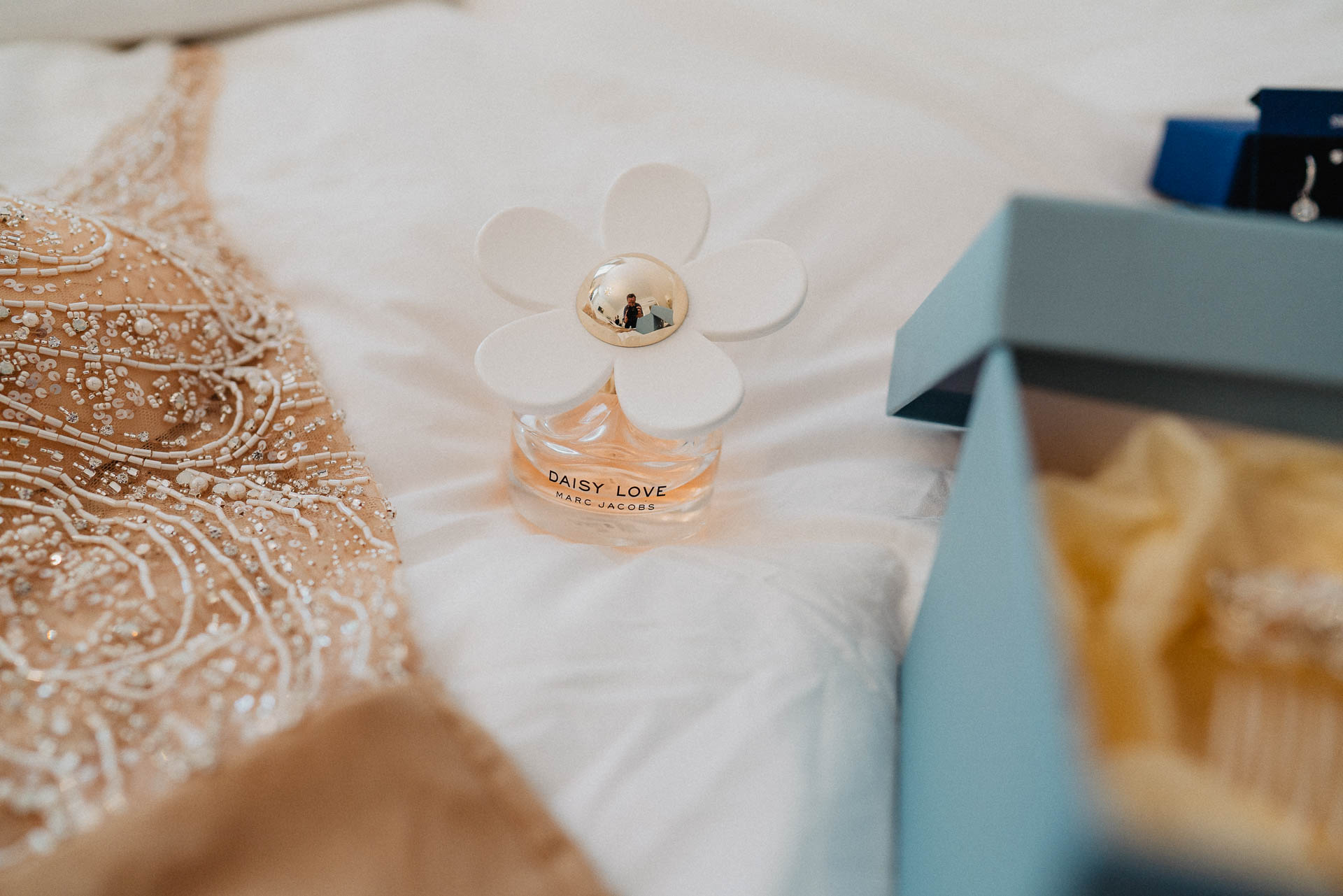 Sommerhochzeit auf dem Eckberg bei Kitchen and Soul fotografiert von Lisa & Andi Photography. Getting Ready der Braut im Badischen Hof Baden-Baden.