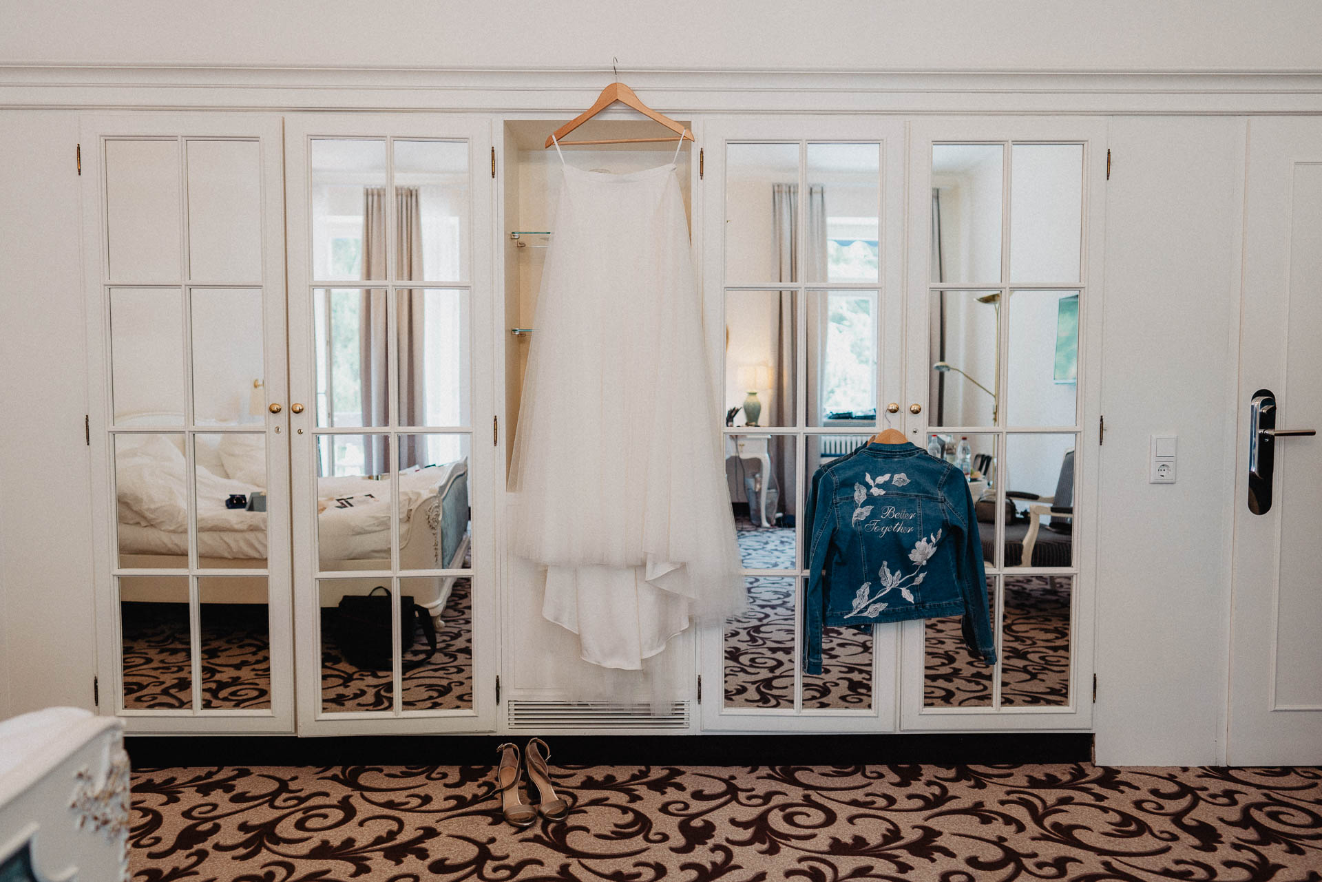 Sommerhochzeit auf dem Eckberg bei Kitchen and Soul fotografiert von Lisa & Andi Photography. Getting Ready der Braut im Badischen Hof Baden-Baden.