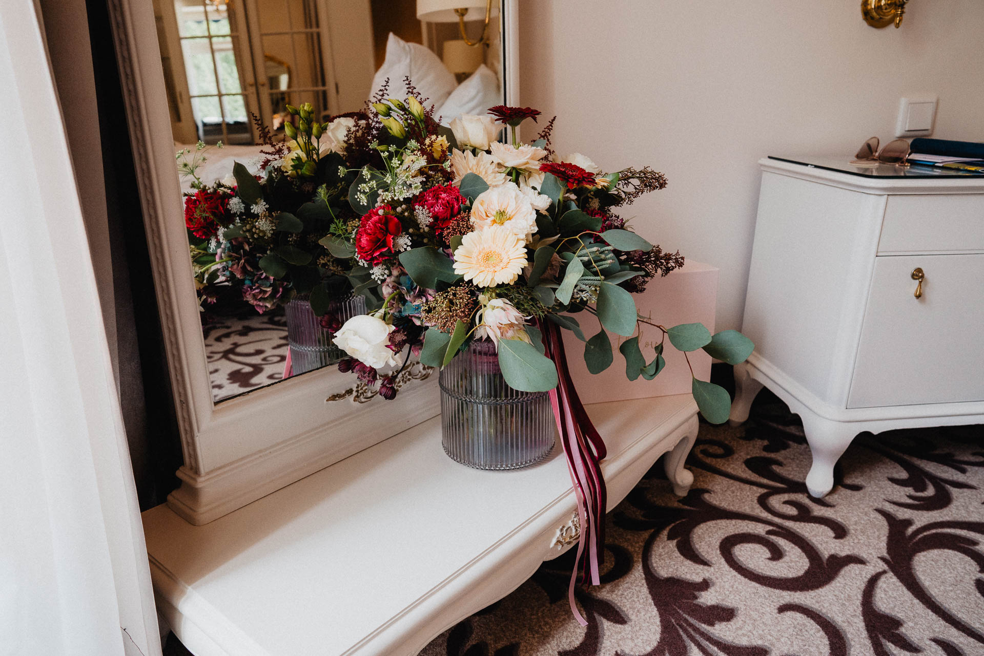 Sommerhochzeit auf dem Eckberg bei Kitchen and Soul fotografiert von Lisa & Andi Photography. Getting Ready der Braut im Badischen Hof Baden-Baden.