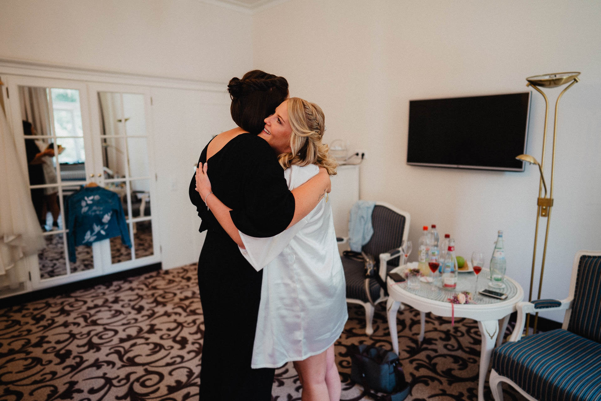 Sommerhochzeit auf dem Eckberg bei Kitchen and Soul fotografiert von Lisa & Andi Photography. Getting Ready der Braut im Badischen Hof Baden-Baden.