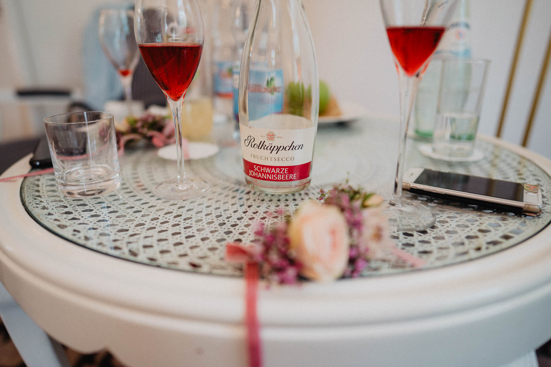 Sommerhochzeit auf dem Eckberg bei Kitchen and Soul fotografiert von Lisa & Andi Photography. Getting Ready der Braut im Badischen Hof Baden-Baden.