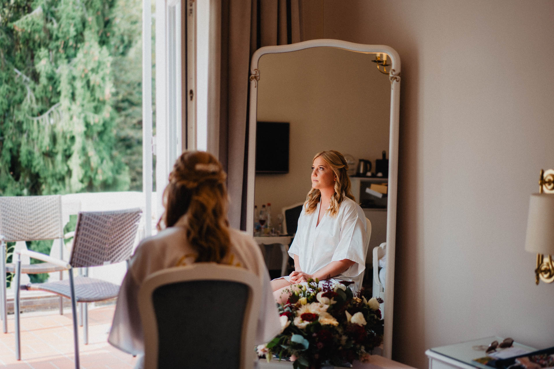 Sommerhochzeit auf dem Eckberg bei Kitchen and Soul fotografiert von Lisa & Andi Photography. Getting Ready der Braut im Badischen Hof Baden-Baden.