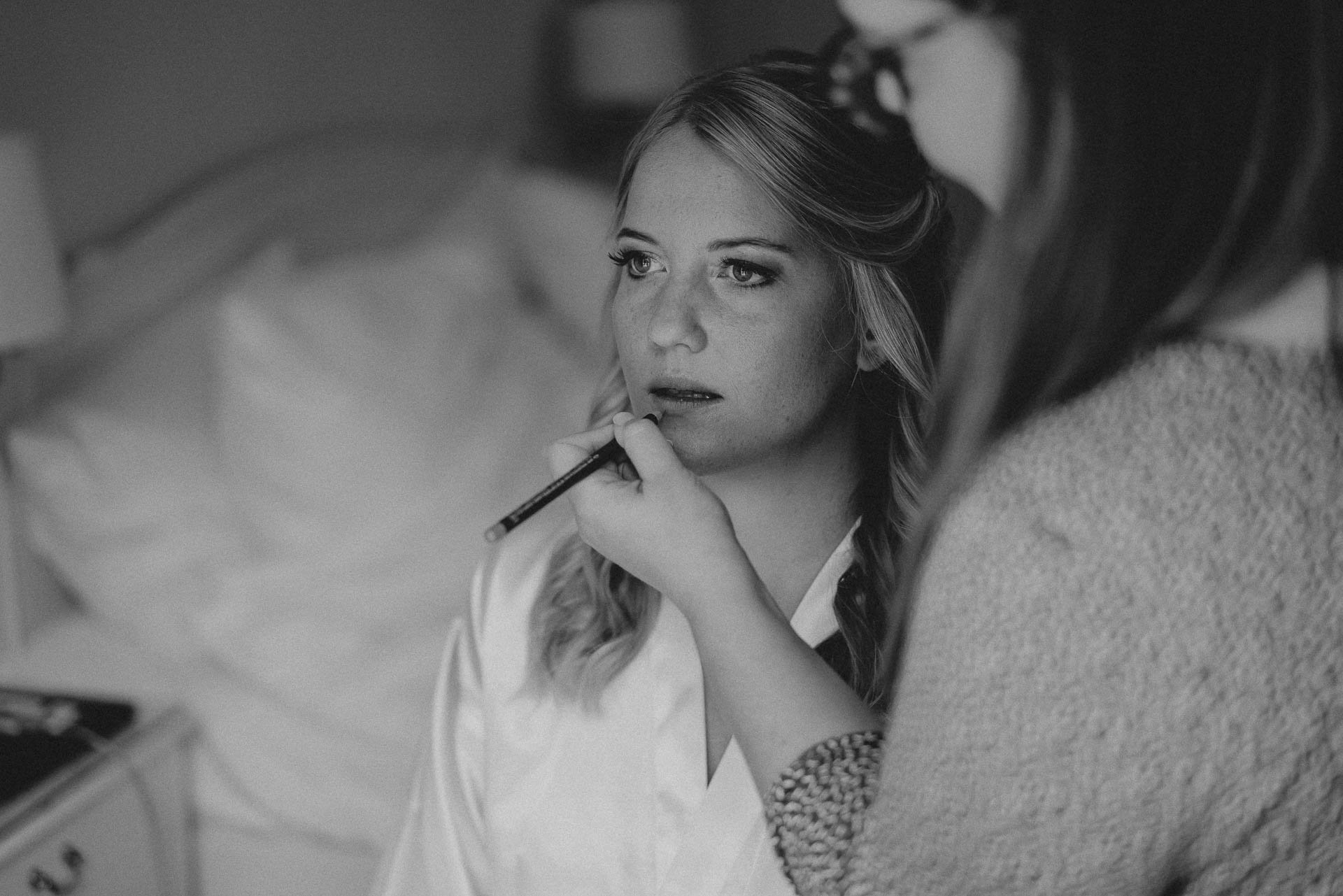 Sommerhochzeit auf dem Eckberg bei Kitchen and Soul fotografiert von Lisa & Andi Photography. Getting Ready der Braut im Badischen Hof Baden-Baden.