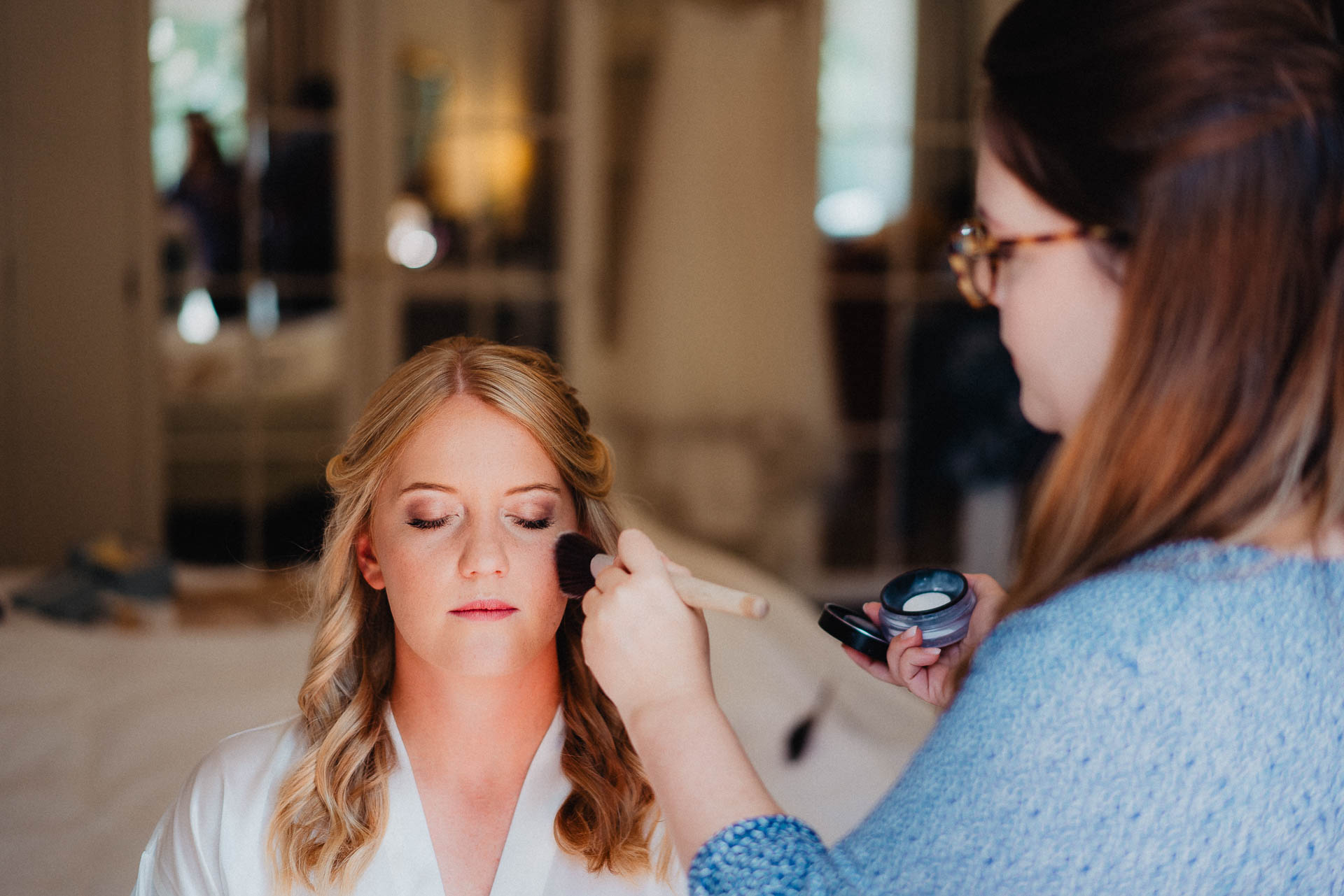 Sommerhochzeit auf dem Eckberg bei Kitchen and Soul fotografiert von Lisa & Andi Photography. Getting Ready der Braut im Badischen Hof Baden-Baden.