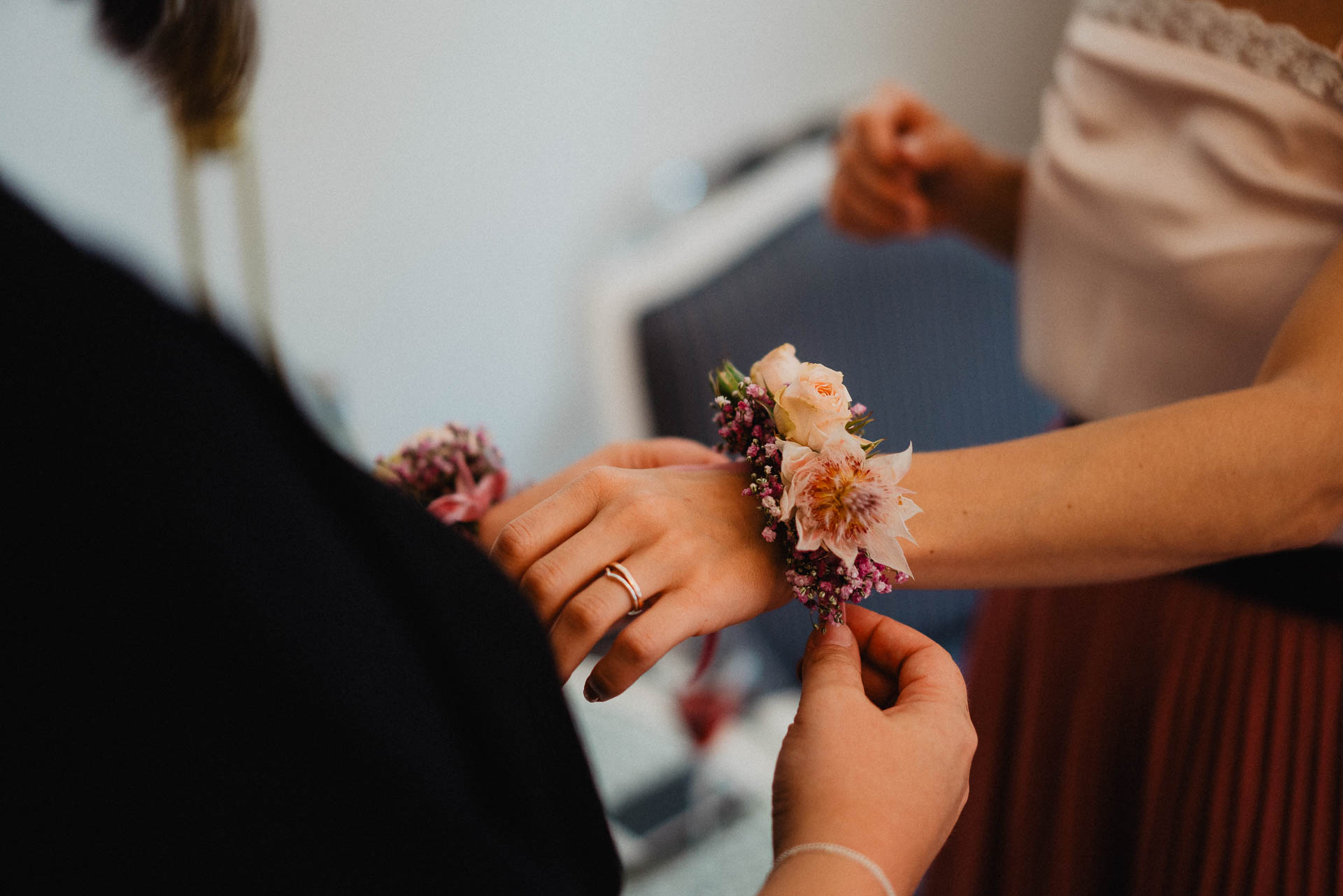 Sommerhochzeit auf dem Eckberg bei Kitchen and Soul fotografiert von Lisa & Andi Photography. Getting Ready der Braut im Badischen Hof Baden-Baden.