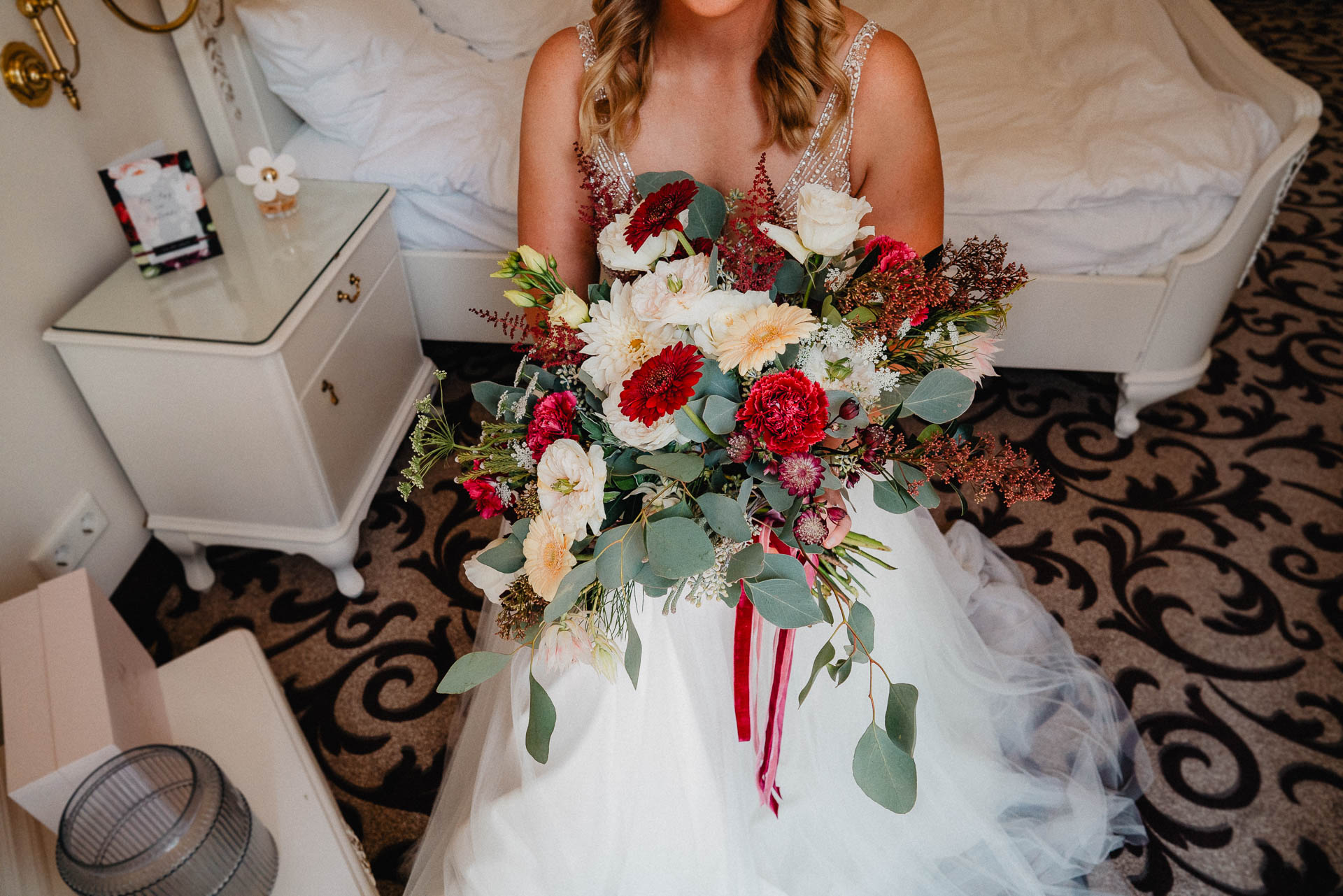 Sommerhochzeit auf dem Eckberg bei Kitchen and Soul fotografiert von Lisa & Andi Photography. Getting Ready der Braut im Badischen Hof Baden-Baden.