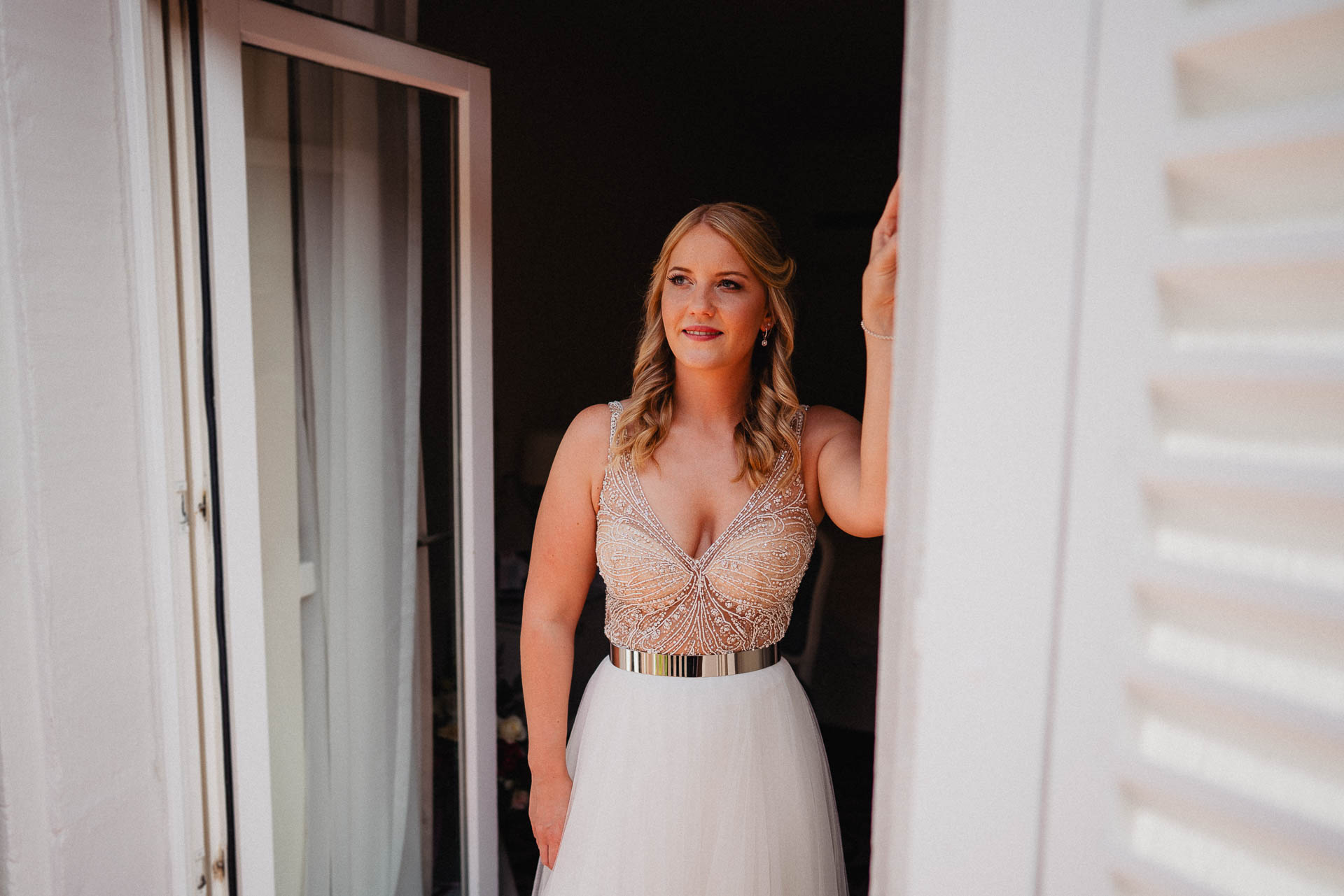 Sommerhochzeit auf dem Eckberg bei Kitchen and Soul fotografiert von Lisa & Andi Photography. Getting Ready der Braut im Badischen Hof Baden-Baden.