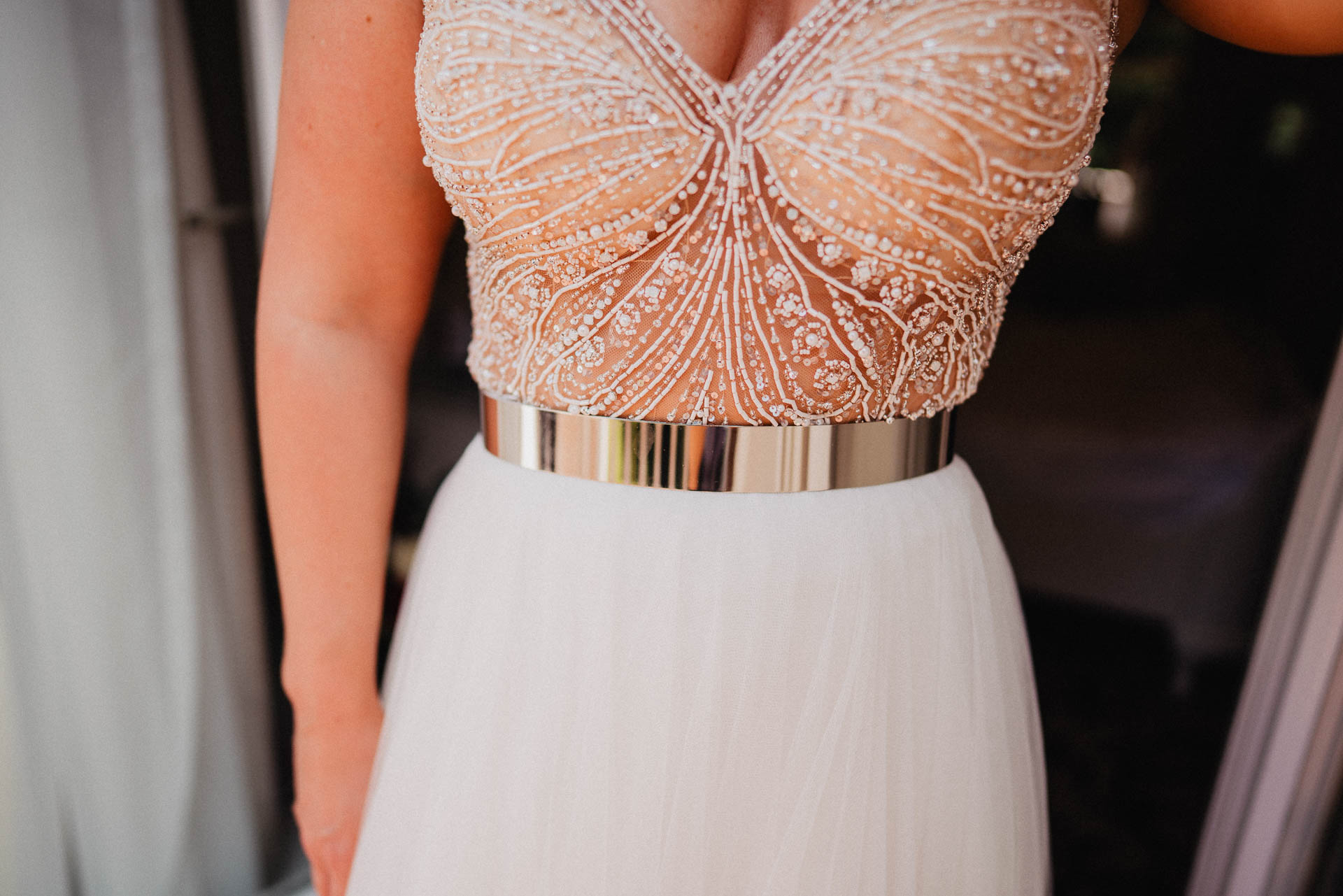 Sommerhochzeit auf dem Eckberg bei Kitchen and Soul fotografiert von Lisa & Andi Photography. Getting Ready der Braut im Badischen Hof Baden-Baden. Brautkleid von der Bridal Boutique.