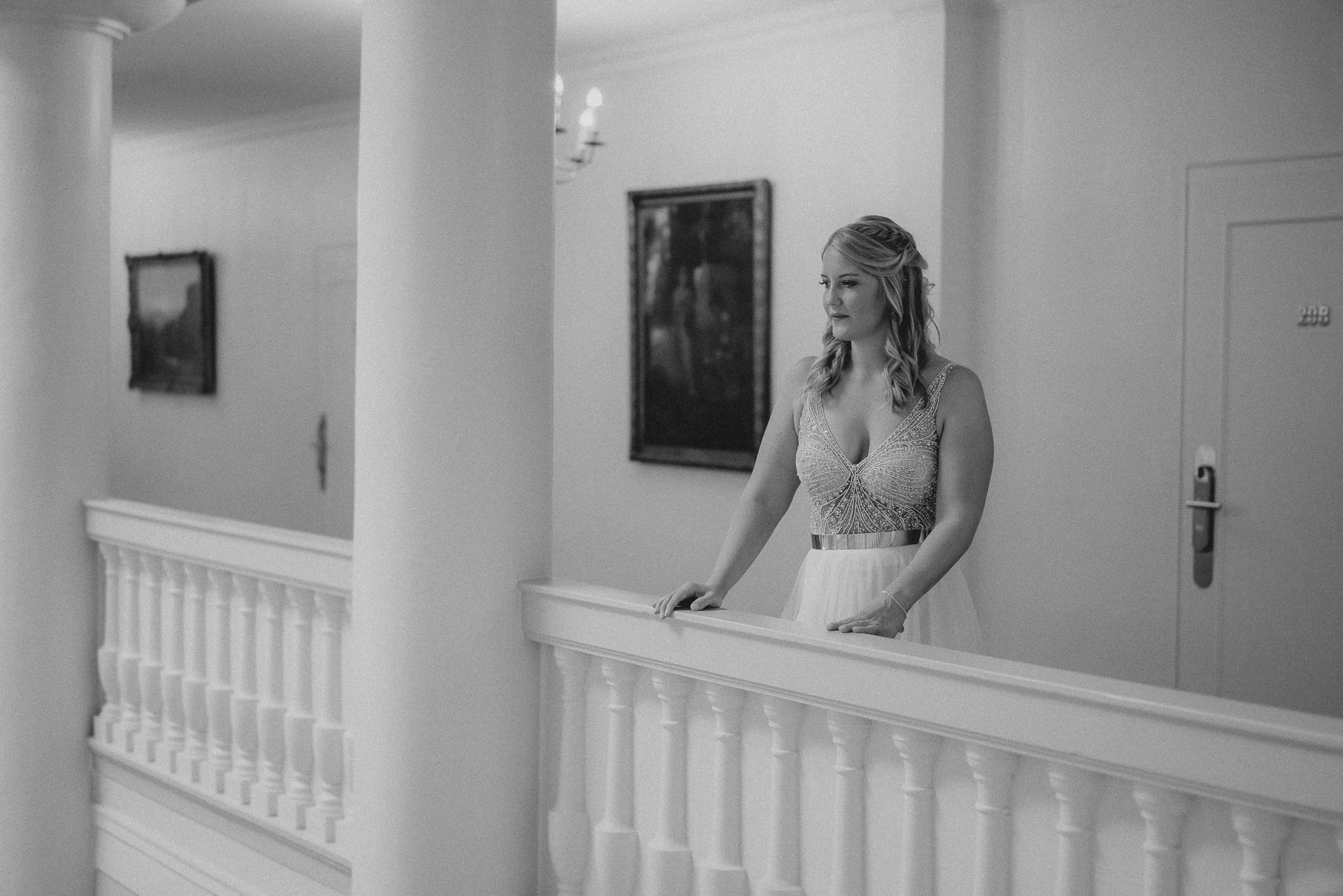 Sommerhochzeit auf dem Eckberg bei Kitchen and Soul fotografiert von Lisa & Andi Photography. Getting Ready der Braut im Badischen Hof Baden-Baden. Brautkleid von der Bridal Boutique.