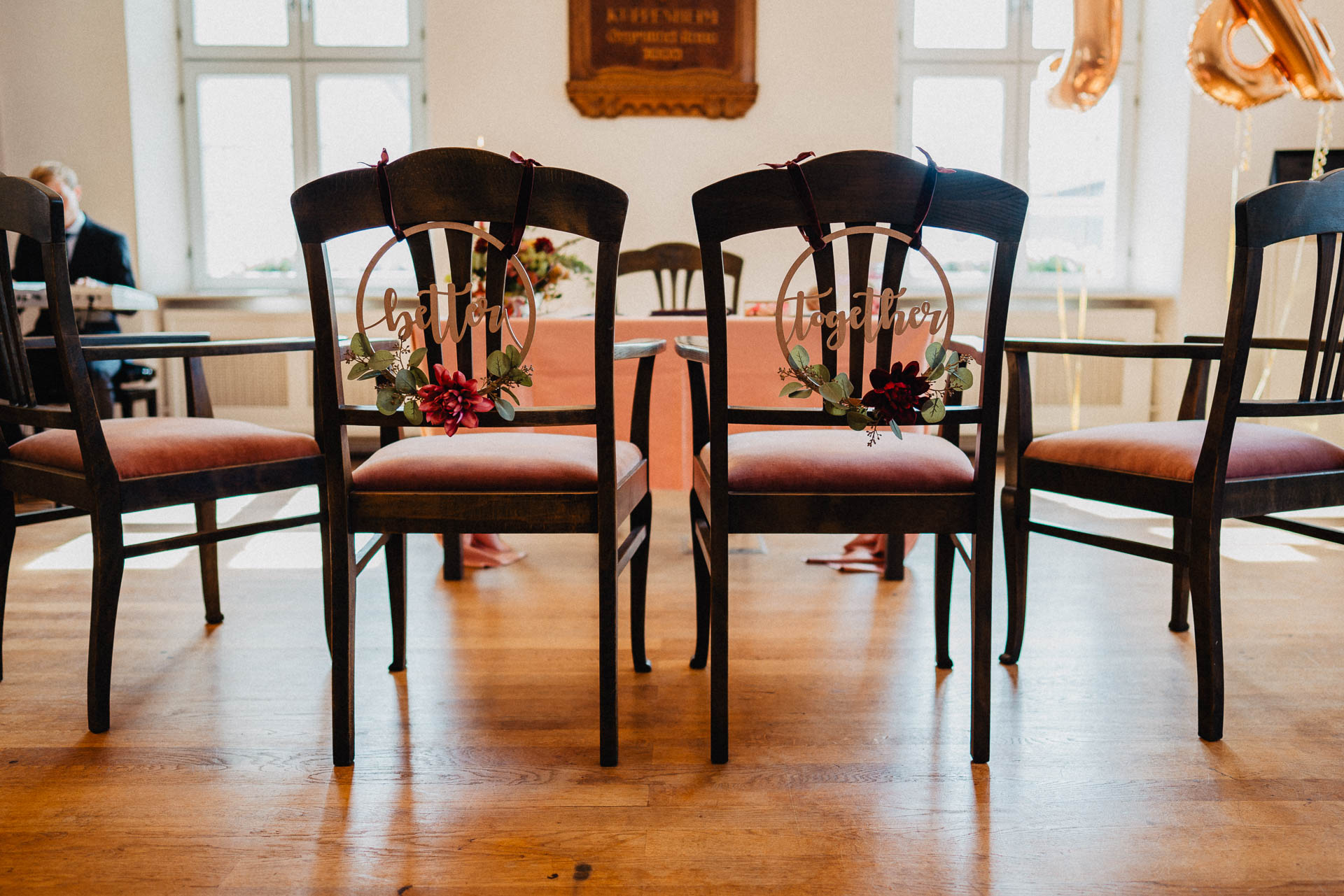 Sommerhochzeit auf dem Eckberg bei Kitchen and Soul fotografiert von Lisa & Andi Photography. Hochzeitsdekoration in schwarz und gold.