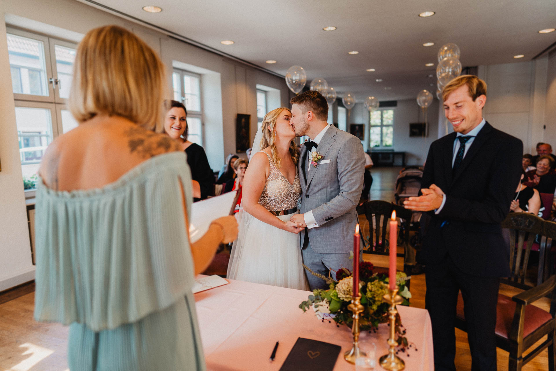 Sommerhochzeit auf dem Eckberg bei Kitchen and Soul fotografiert von Lisa & Andi Photography. Standesamtliche Trauung.