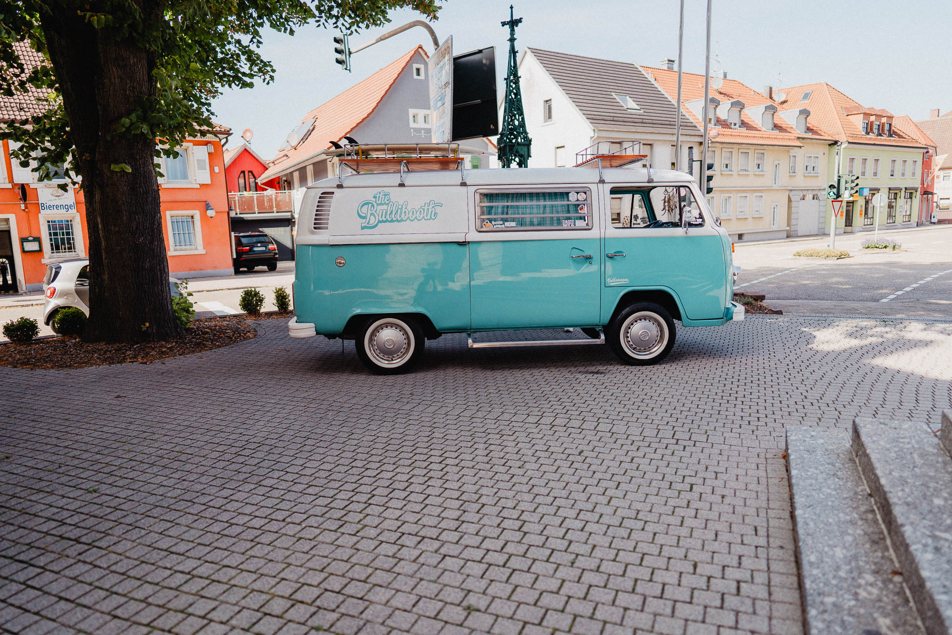 Sommerhochzeit auf dem Eckberg bei Kitchen and Soul fotografiert von Lisa & Andi Photography. Standesamtliche Trauung mit Fotobulli.