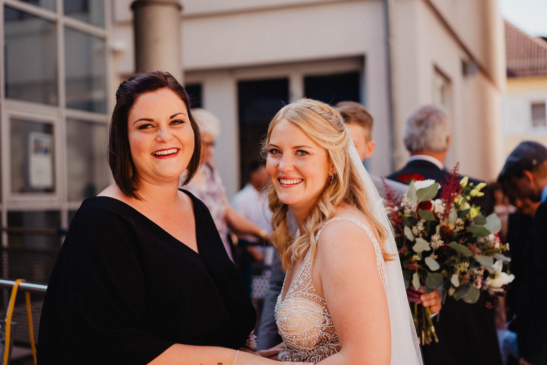 Sommerhochzeit auf dem Eckberg bei Kitchen and Soul fotografiert von Lisa & Andi Photography. Standesamtliche Trauung mit Gratulationen.