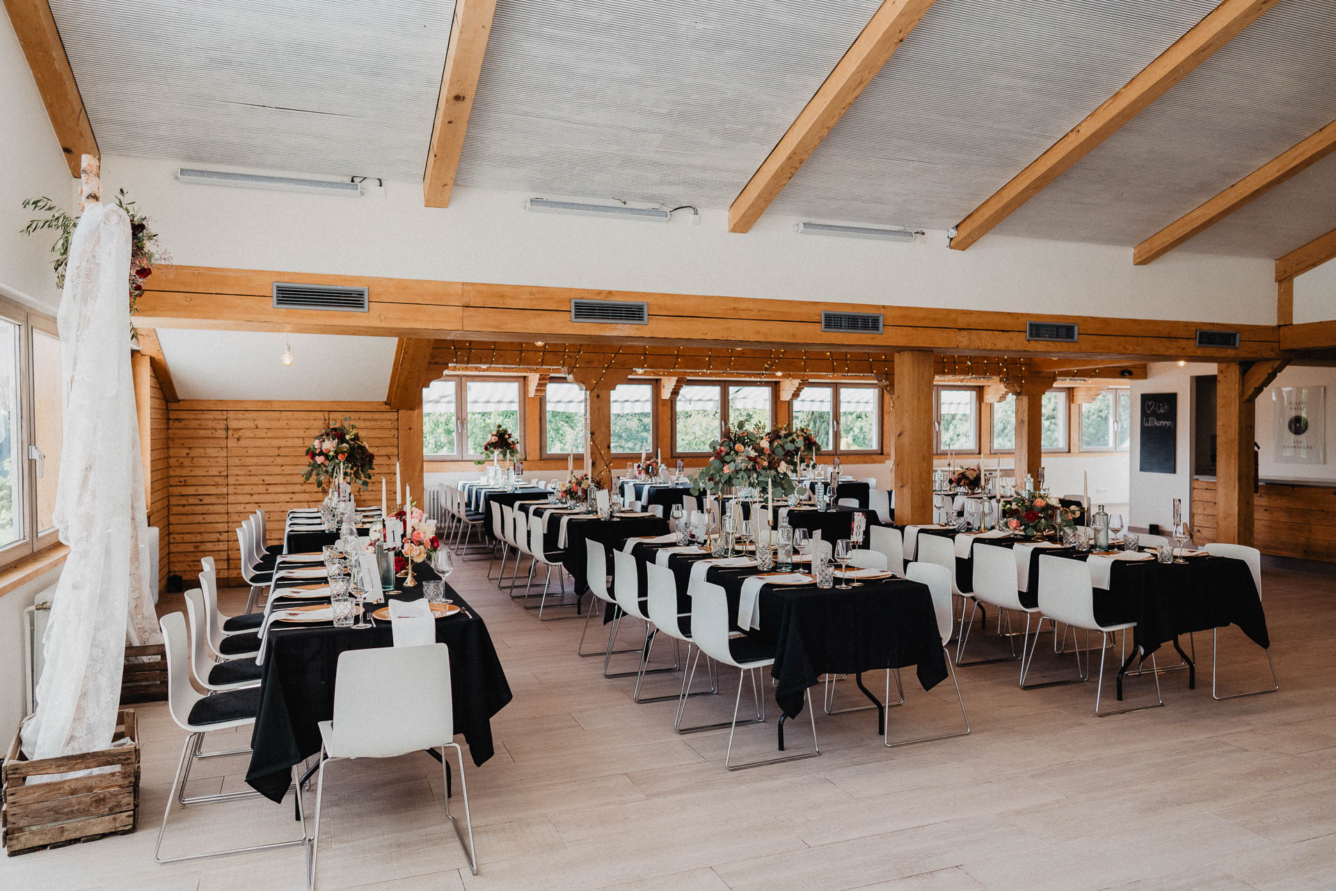 Sommerhochzeit auf dem Eckberg bei Kitchen and Soul fotografiert von Lisa & Andi Photography. Hochzeitsdekoration in schwarz und gold.