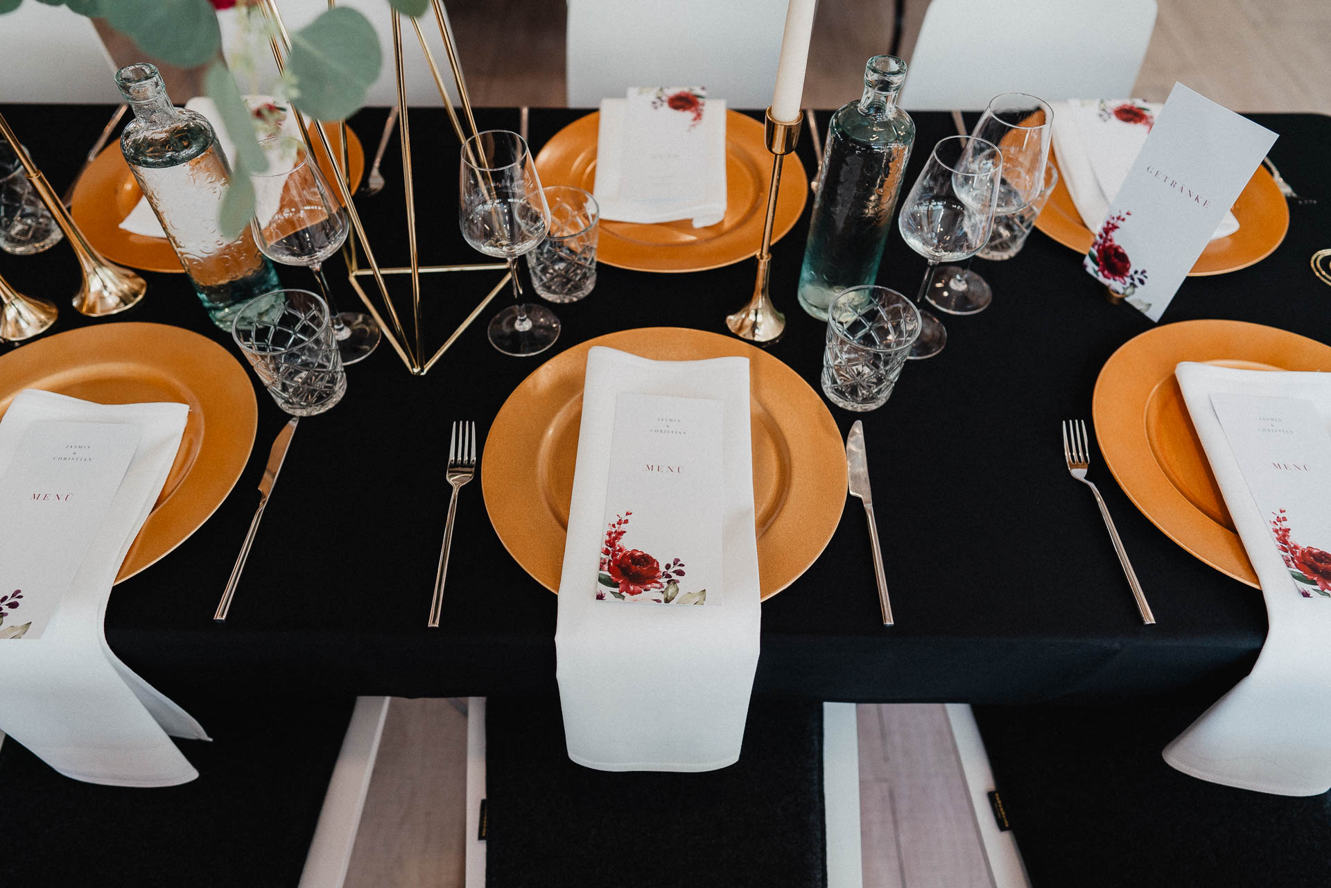 Sommerhochzeit auf dem Eckberg bei Kitchen and Soul fotografiert von Lisa & Andi Photography. Hochzeitsdekoration in schwarz und gold.